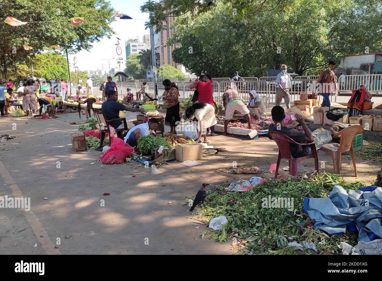 Sri Lanker kaufen Gemüse und Obst von einem lokalen Markt in Colombo, Sri Lanka. 1. Juli 2022. Die Inflation in Sri Lanka erreichte im Juni einen neunten Rekord in Folge, wie offizielle Daten am Freitag (1. Juli) zeigten und stieg auf 54,6 Prozent einen Tag, nachdem der IWF die bankrotte Nation aufgefordert hatte, galoppierende Preise und Korruption einzudämmen. Die Lebensmittelpreise sind nach Angaben der Volkszählung und Statistik seit Februar 2020 um 102,7 Prozent gestiegen. (Foto von Tharaka Basnayaka/NurPhoto) Stockfoto