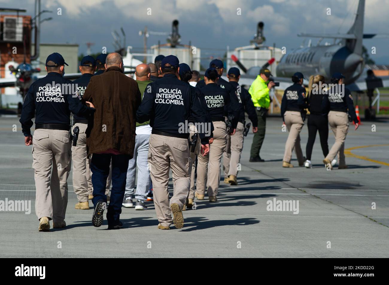 Offiziere der INTERPOL-Polizei eskortieren Nini Johana Usuga alias 'La Negra', Schwester des kolumbianischen drogenlords Dairo Antonio Usuga alias 'Otoniel', Nini Johana Usuga wurde ebenfalls zusammen mit Mitgliedern der ehemaligen FARC-Guerilla ausgeliefert, bevor sie auf dem Militärflugplatz CATAM in Bogota in die Vereinigten Staaten von Amerika auslieferten. Am 1. Juli 2022. (Foto von Sebastian Barros/NurPhoto) Stockfoto