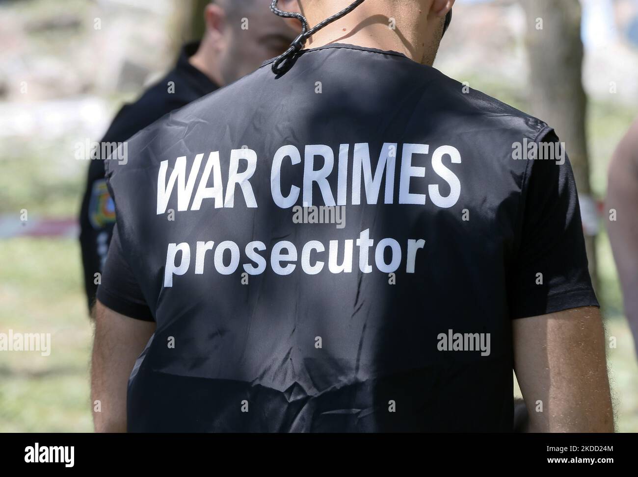 Nach einem Raketenangriff in der Region Odesa in der Ukraine am 01. Juni 2022 steht neben einem beschädigten Wohnhaus ein Staatsanwalt für Kriegsverbrechen. Die Zahl der Todesopfer beim russischen Raketenangriff auf die Region Odesa steigt auf 21 Menschen, wie lokale Medien mitteilten. (Foto von STR/NurPhoto) Stockfoto