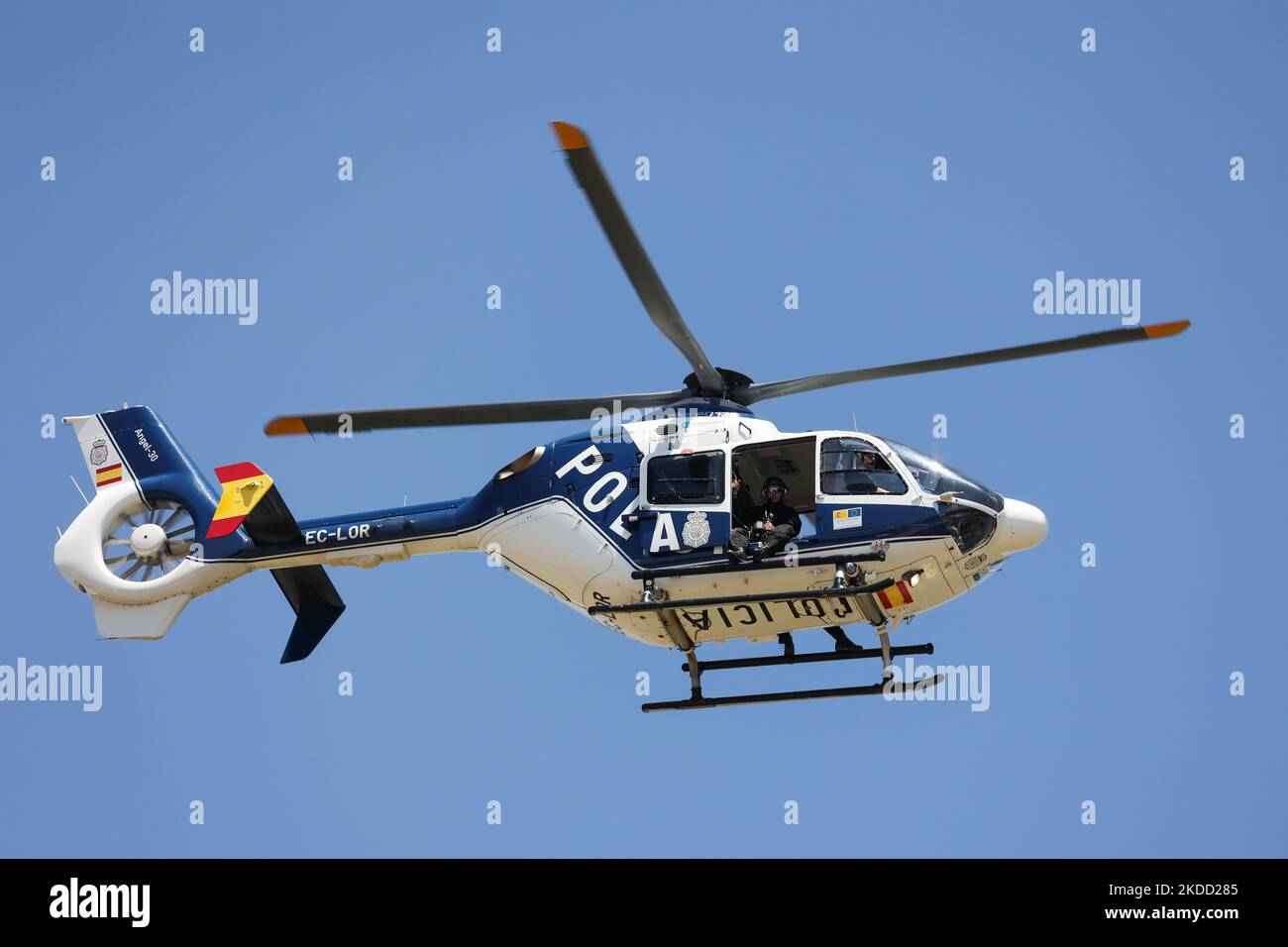 Polizeihubschrauber fliegt am 28. Juni 2022 über den Ort des NATO-Gipfels in Madrid, Spanien. (Foto von Jakub Porzycki/NurPhoto) Stockfoto