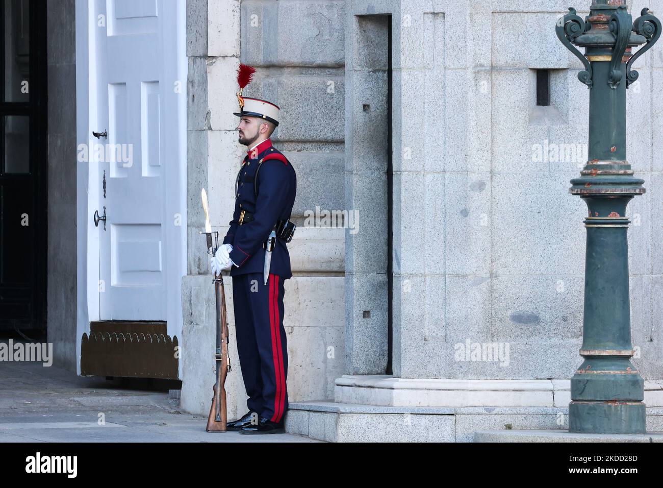 Vor dem Königspalast wird eine Wache vor dem Abendessen der Führer während des NATO-Gipfels in Madrid, Spanien, am 28. Juni 2022 gesehen. (Foto von Jakub Porzycki/NurPhoto) Stockfoto