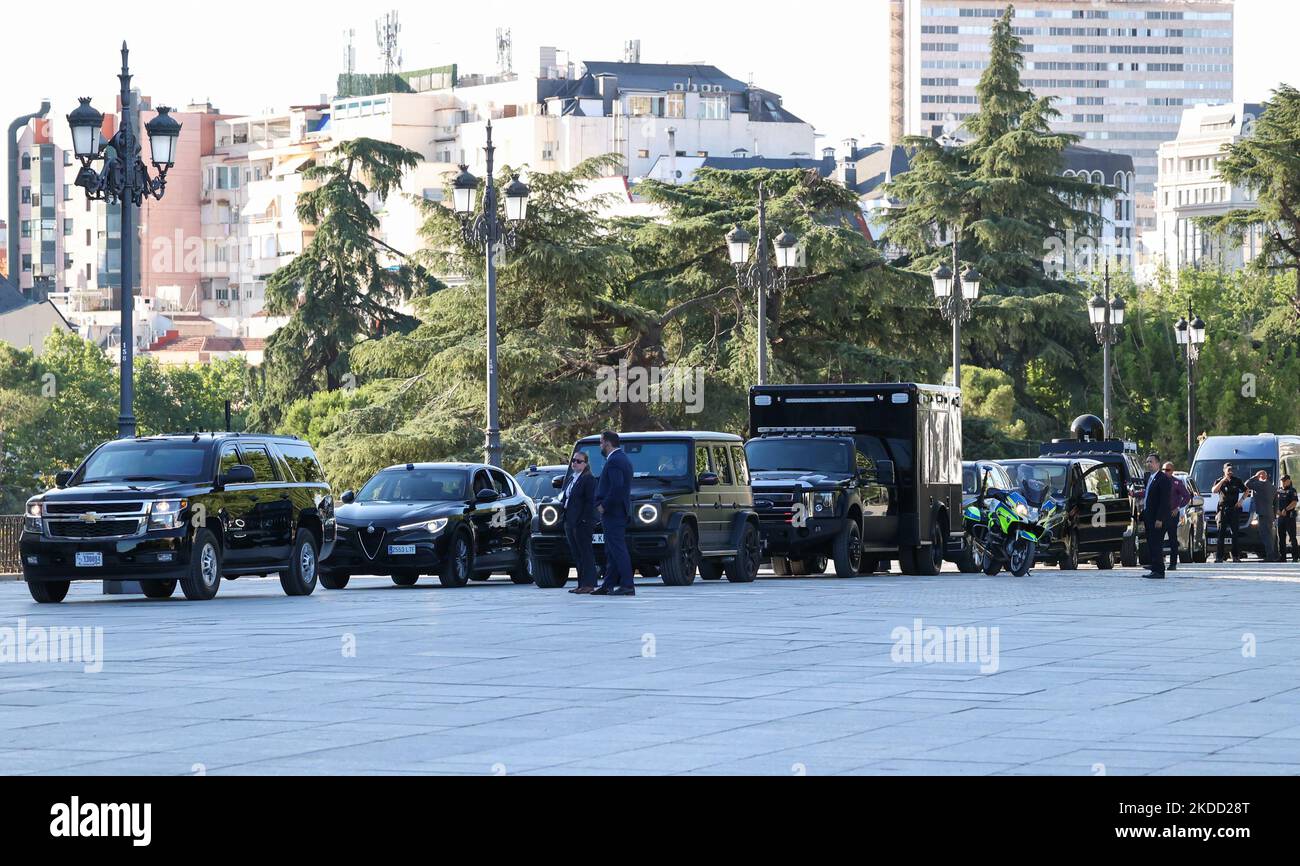 Die Autokolonne des Präsidenten der Vereinigten Staaten, Joe Biden, wird während der NATO am 28. Juni 2022 in Madrid, Spanien, in der Nähe des Königspalastes gesehen. (Foto von Jakub Porzycki/NurPhoto) Stockfoto