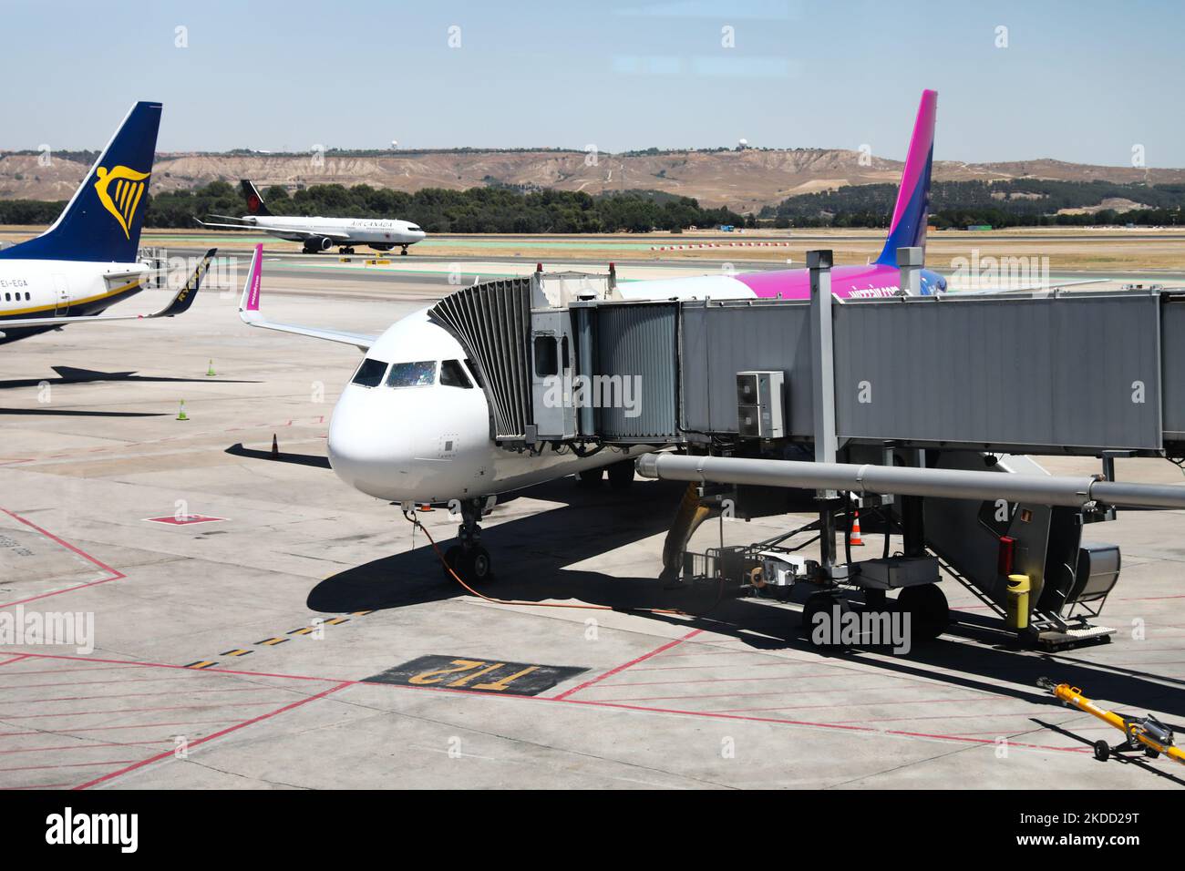 Am 1. Juli 2022 wird auf dem Flughafen Barajas in Madrid eine mit dem Flugzeug Wizz Air verbundene Düsenbrücke gesehen. (Foto von Jakub Porzycki/NurPhoto) Stockfoto