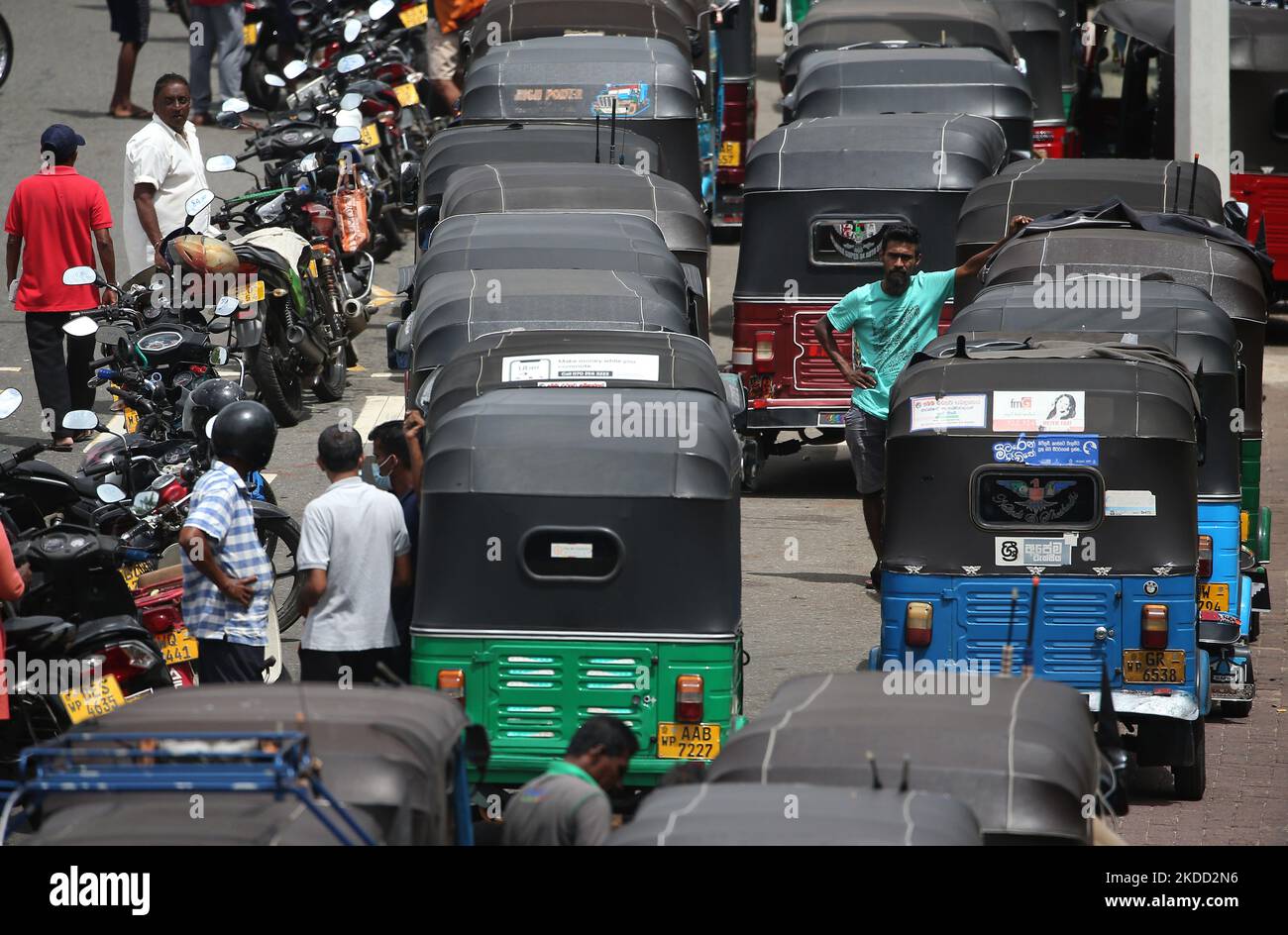 Am 02. Juli 2022 warten Fahrer in langen Warteschlangen an einer Tankstelle der Indian Oil Corporation (IOC) in Colombo, Sri Lanka. (Foto von Pradeep Dambarage/NurPhoto) Stockfoto