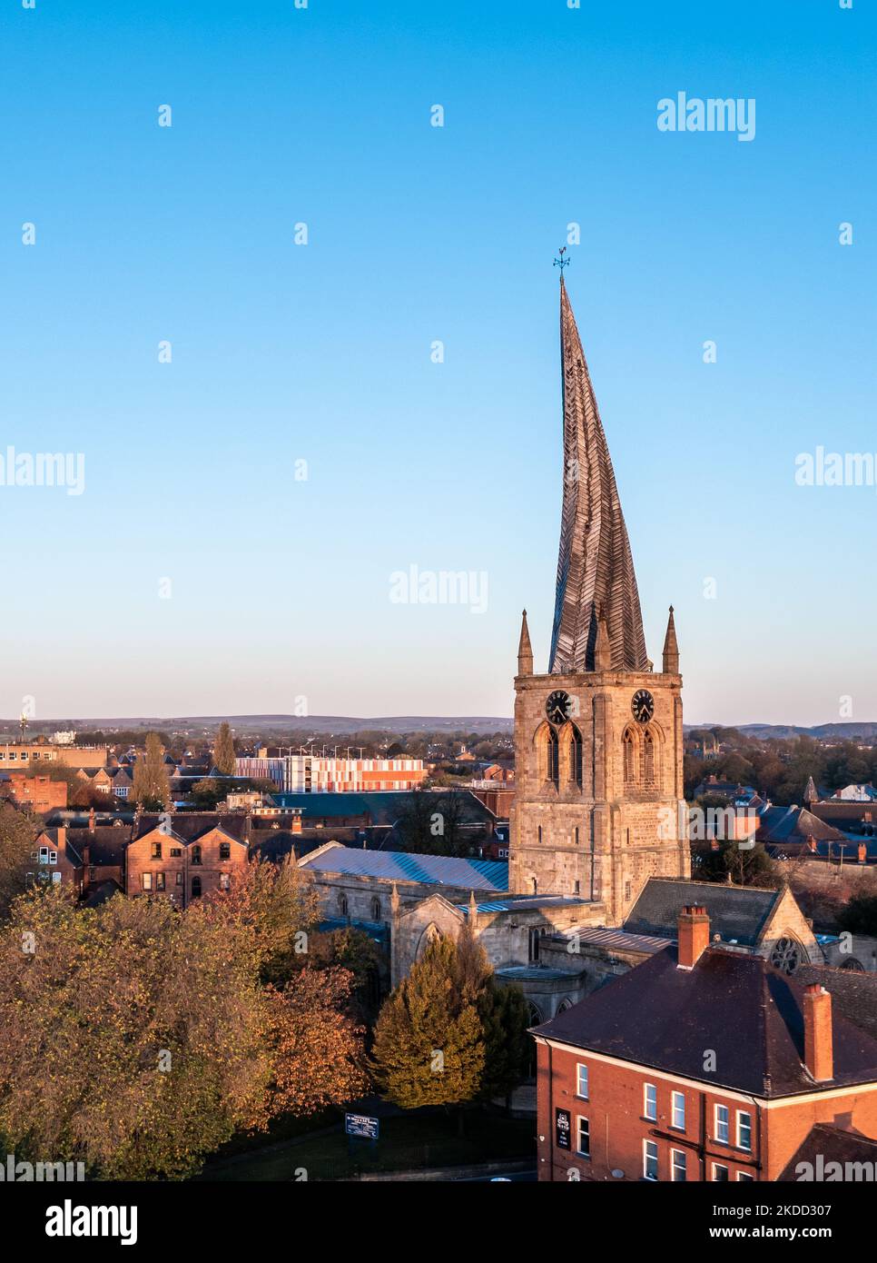 CHESTERFIELD, GROSSBRITANNIEN - 4. NOVEMBER 2022. Eine Luftaufnahme des Twisted Spire der Pfarrkirche St. Mary and All Saints in Chesterfield, Derbyshire Stockfoto
