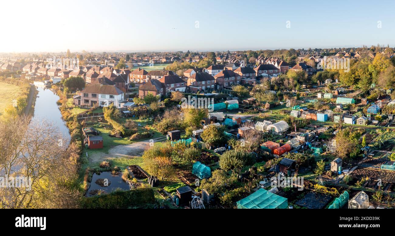 Eine Luftaufnahme der gemeinderat laufen Zuteilung Parzellen am Rande einer malerischen Stadt Stockfoto