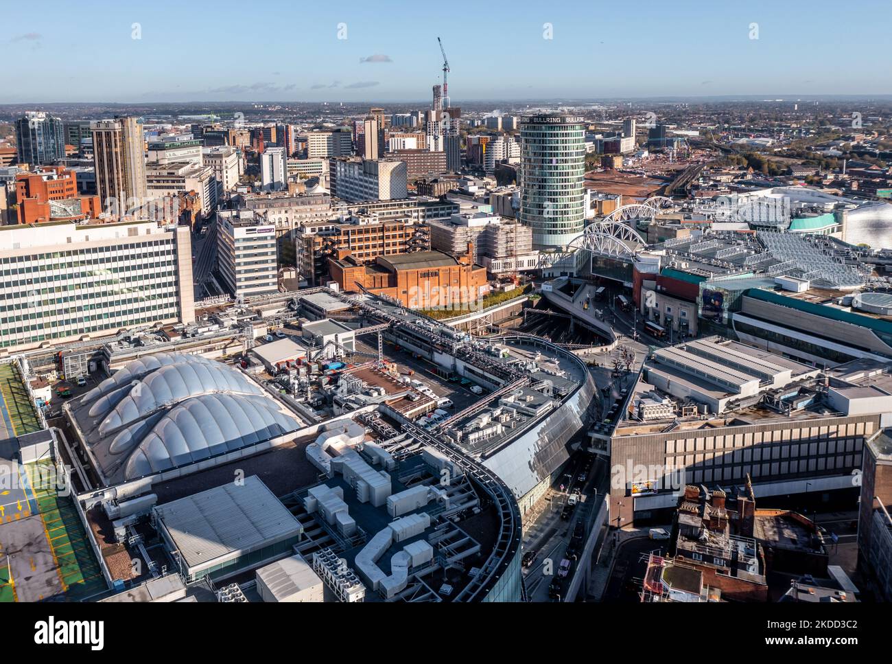 BIRMINGHAM, GROSSBRITANNIEN - 4. NOVEMBER 2022. Blick aus der Vogelperspektive auf die Skyline der Stadt Birmingham mit dem Bullring Rotunda Gebäude und der New Street Station Stockfoto