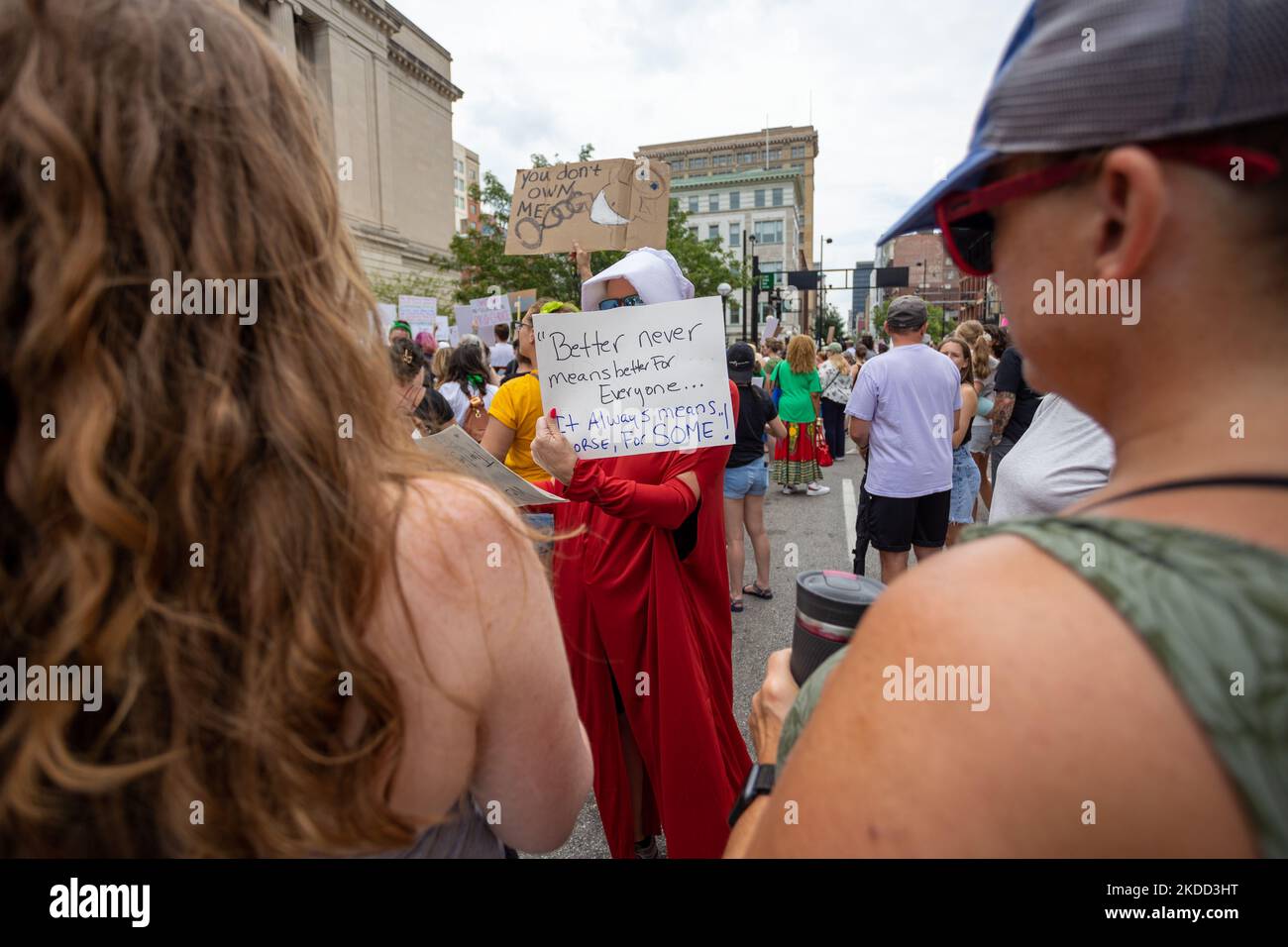 Die Befürworter von Abtreibungsrechten versammeln sich und marschieren vor dem Gerichtsgebäude von Hamilton County, nachdem der Oberste Gerichtshof Roe v. Wade letzte Woche gestrichet hat – und beenden damit das verfassungsmäßige Recht einer Frau auf Abtreibung, das seit fast 50 Jahren Präzedenzfall und Gesetz ist. Samstag, 2. Juli 2022, in Cincinnati, Ohio, USA. (Foto von Jason Whitman/NurPhoto) Stockfoto