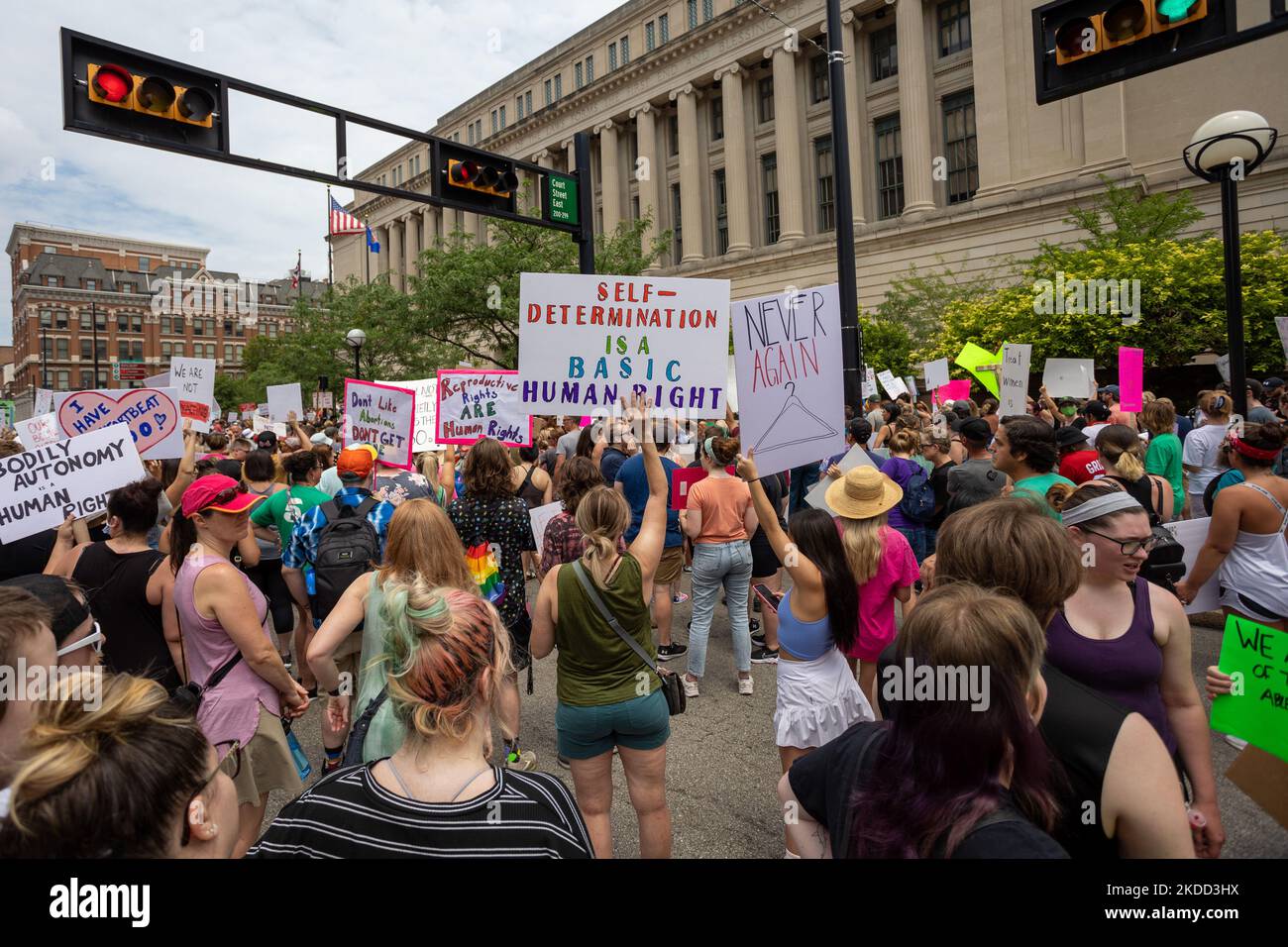 Die Befürworter von Abtreibungsrechten versammeln sich und marschieren vor dem Gerichtsgebäude von Hamilton County, nachdem der Oberste Gerichtshof Roe v. Wade letzte Woche gestrichet hat – und beenden damit das verfassungsmäßige Recht einer Frau auf Abtreibung, das seit fast 50 Jahren Präzedenzfall und Gesetz ist. Samstag, 2. Juli 2022, in Cincinnati, Ohio, USA. (Foto von Jason Whitman/NurPhoto) Stockfoto