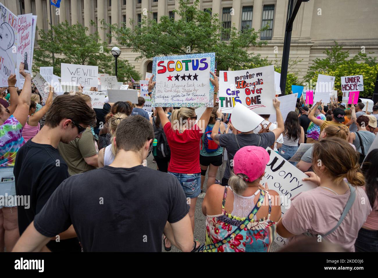 Die Befürworter von Abtreibungsrechten versammeln sich und marschieren vor dem Gerichtsgebäude von Hamilton County, nachdem der Oberste Gerichtshof Roe v. Wade letzte Woche gestrichet hat – und beenden damit das verfassungsmäßige Recht einer Frau auf Abtreibung, das seit fast 50 Jahren Präzedenzfall und Gesetz ist. Samstag, 2. Juli 2022, in Cincinnati, Ohio, USA. (Foto von Jason Whitman/NurPhoto) Stockfoto
