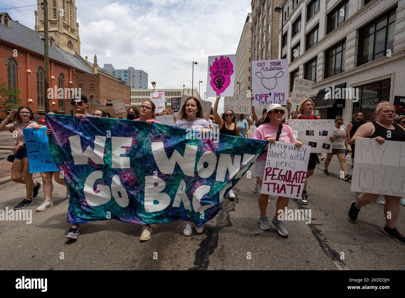 Die Befürworter von Abtreibungsrechten versammeln sich und marschieren vor dem Gerichtsgebäude von Hamilton County, nachdem der Oberste Gerichtshof Roe v. Wade letzte Woche gestrichet hat – und beenden damit das verfassungsmäßige Recht einer Frau auf Abtreibung, das seit fast 50 Jahren Präzedenzfall und Gesetz ist. Samstag, 2. Juli 2022, in Cincinnati, Ohio, USA. (Foto von Jason Whitman/NurPhoto) Stockfoto