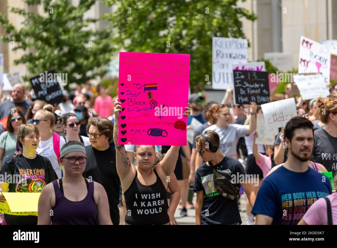 Die Befürworter von Abtreibungsrechten versammeln sich und marschieren vor dem Gerichtsgebäude von Hamilton County, nachdem der Oberste Gerichtshof Roe v. Wade letzte Woche gestrichet hat – und beenden damit das verfassungsmäßige Recht einer Frau auf Abtreibung, das seit fast 50 Jahren Präzedenzfall und Gesetz ist. Samstag, 2. Juli 2022, in Cincinnati, Ohio, USA. (Foto von Jason Whitman/NurPhoto) Stockfoto