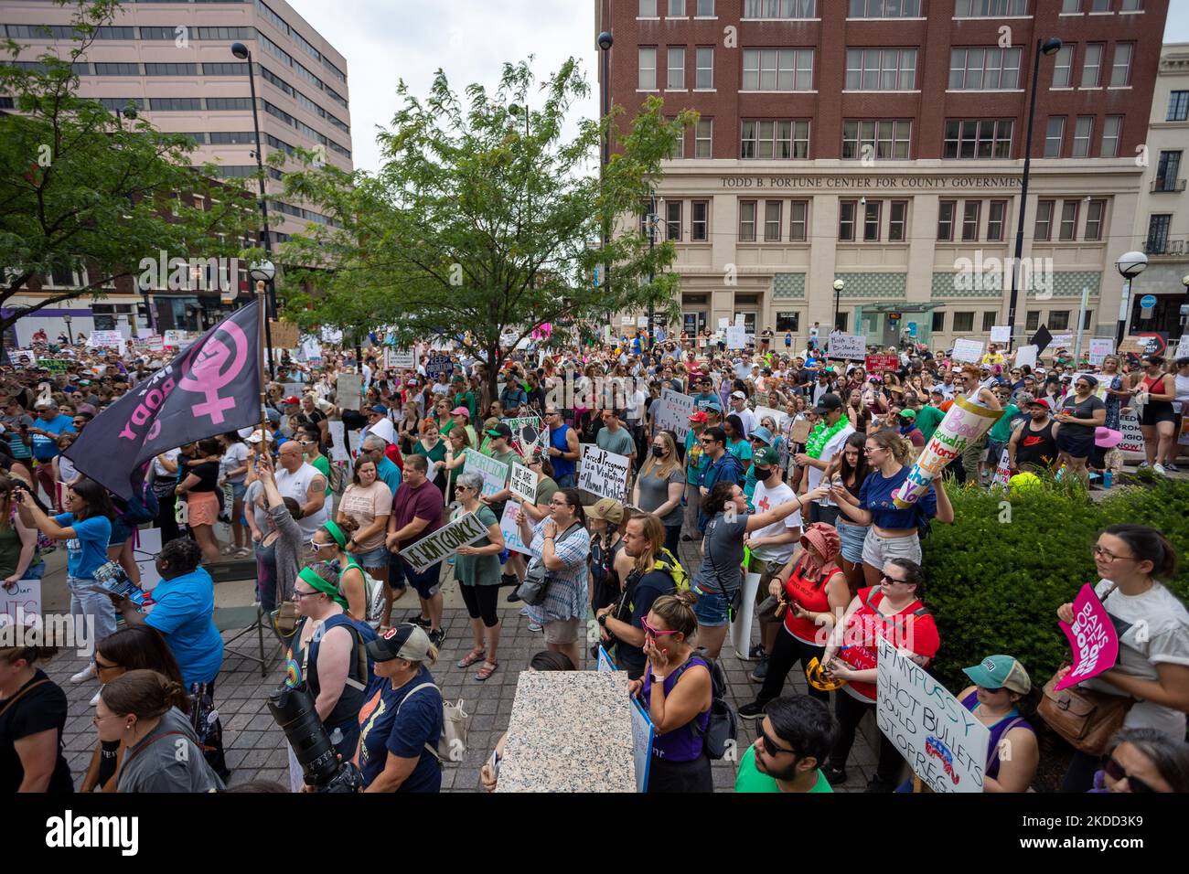 Die Befürworter von Abtreibungsrechten versammeln sich und marschieren vor dem Gerichtsgebäude von Hamilton County, nachdem der Oberste Gerichtshof Roe v. Wade letzte Woche gestrichet hat – und beenden damit das verfassungsmäßige Recht einer Frau auf Abtreibung, das seit fast 50 Jahren Präzedenzfall und Gesetz ist. Samstag, 2. Juli 2022, in Cincinnati, Ohio, USA. (Foto von Jason Whitman/NurPhoto) Stockfoto