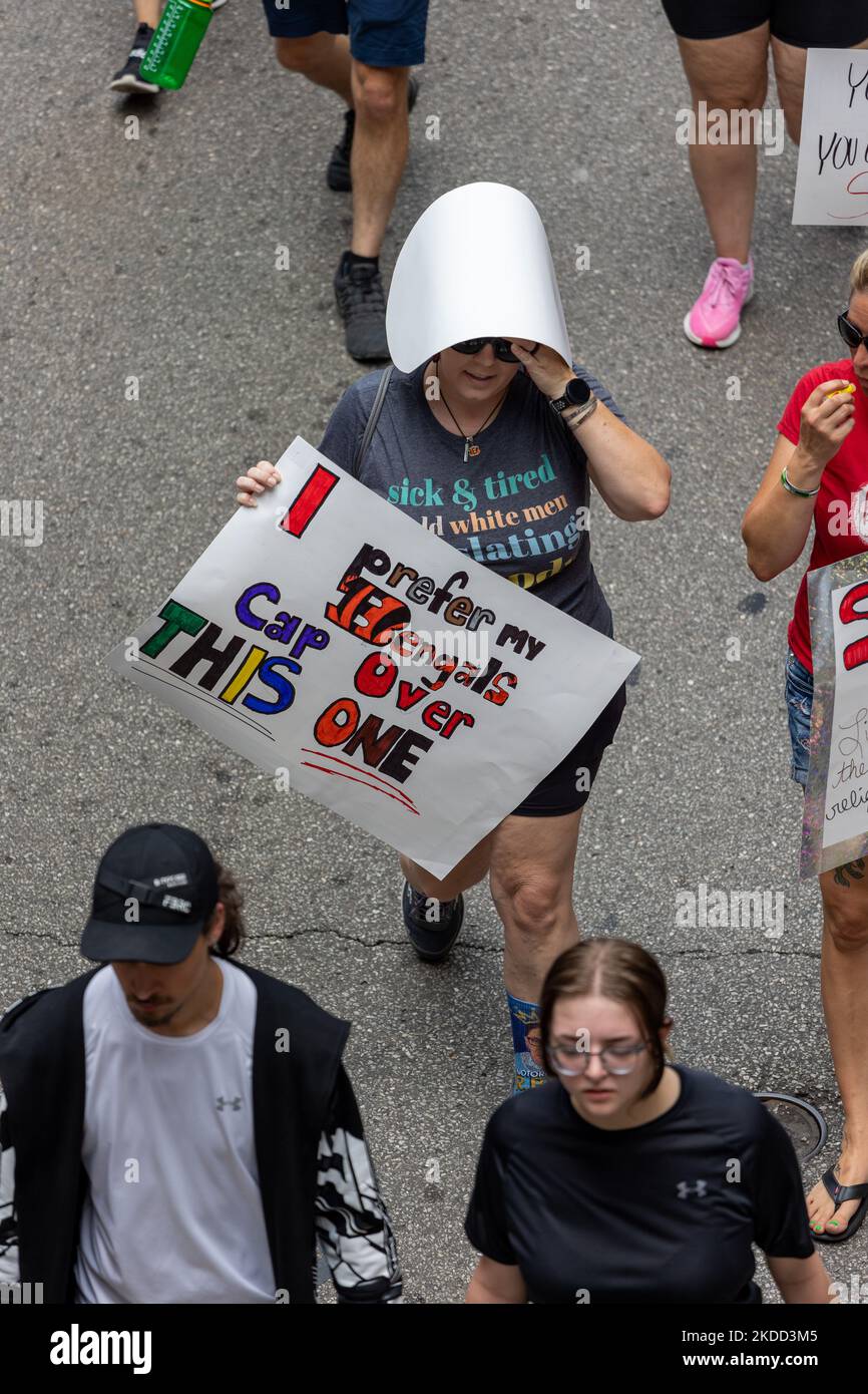 Die Befürworter von Abtreibungsrechten versammeln sich und marschieren vor dem Gerichtsgebäude von Hamilton County, nachdem der Oberste Gerichtshof Roe v. Wade letzte Woche gestrichet hat – und beenden damit das verfassungsmäßige Recht einer Frau auf Abtreibung, das seit fast 50 Jahren Präzedenzfall und Gesetz ist. Samstag, 2. Juli 2022, in Cincinnati, Ohio, USA. (Foto von Jason Whitman/NurPhoto) Stockfoto