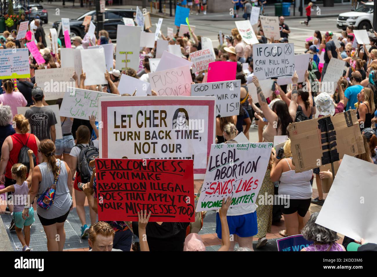 Die Befürworter von Abtreibungsrechten versammeln sich und marschieren vor dem Gerichtsgebäude von Hamilton County, nachdem der Oberste Gerichtshof Roe v. Wade letzte Woche gestrichet hat – und beenden damit das verfassungsmäßige Recht einer Frau auf Abtreibung, das seit fast 50 Jahren Präzedenzfall und Gesetz ist. Samstag, 2. Juli 2022, in Cincinnati, Ohio, USA. (Foto von Jason Whitman/NurPhoto) Stockfoto