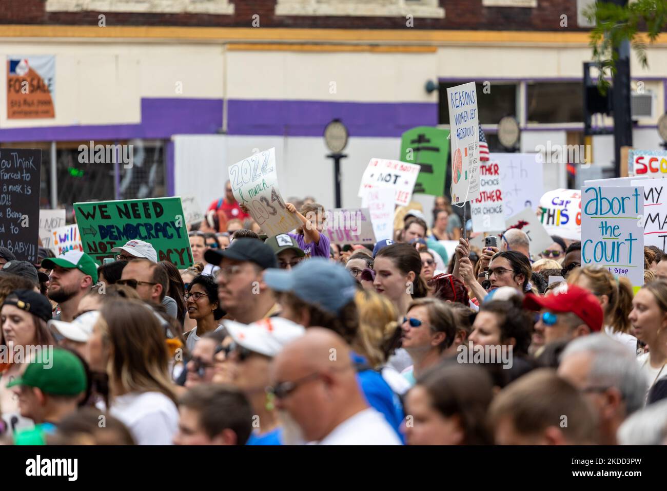 Die Befürworter von Abtreibungsrechten versammeln sich und marschieren vor dem Gerichtsgebäude von Hamilton County, nachdem der Oberste Gerichtshof Roe v. Wade letzte Woche gestrichet hat – und beenden damit das verfassungsmäßige Recht einer Frau auf Abtreibung, das seit fast 50 Jahren Präzedenzfall und Gesetz ist. Samstag, 2. Juli 2022, in Cincinnati, Ohio, USA. (Foto von Jason Whitman/NurPhoto) Stockfoto
