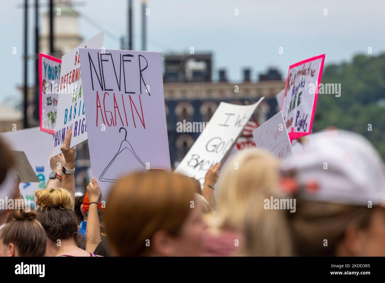 Die Befürworter von Abtreibungsrechten versammeln sich und marschieren vor dem Gerichtsgebäude von Hamilton County, nachdem der Oberste Gerichtshof Roe v. Wade letzte Woche gestrichet hat – und beenden damit das verfassungsmäßige Recht einer Frau auf Abtreibung, das seit fast 50 Jahren Präzedenzfall und Gesetz ist. Samstag, 2. Juli 2022, in Cincinnati, Ohio, USA. (Foto von Jason Whitman/NurPhoto) Stockfoto