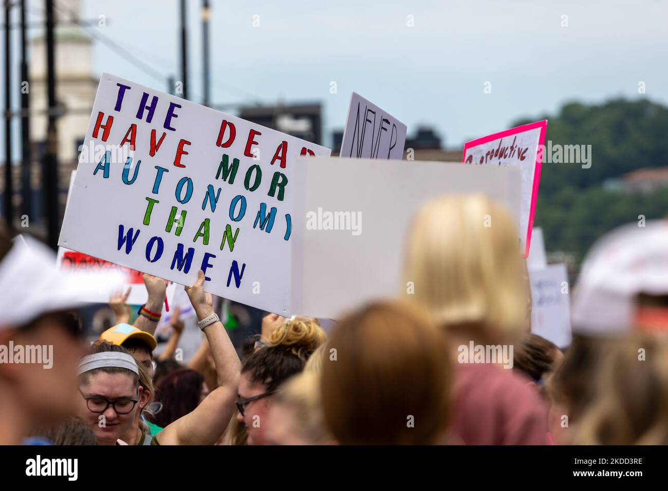 Die Befürworter von Abtreibungsrechten versammeln sich und marschieren vor dem Gerichtsgebäude von Hamilton County, nachdem der Oberste Gerichtshof Roe v. Wade letzte Woche gestrichet hat – und beenden damit das verfassungsmäßige Recht einer Frau auf Abtreibung, das seit fast 50 Jahren Präzedenzfall und Gesetz ist. Samstag, 2. Juli 2022, in Cincinnati, Ohio, USA. (Foto von Jason Whitman/NurPhoto) Stockfoto