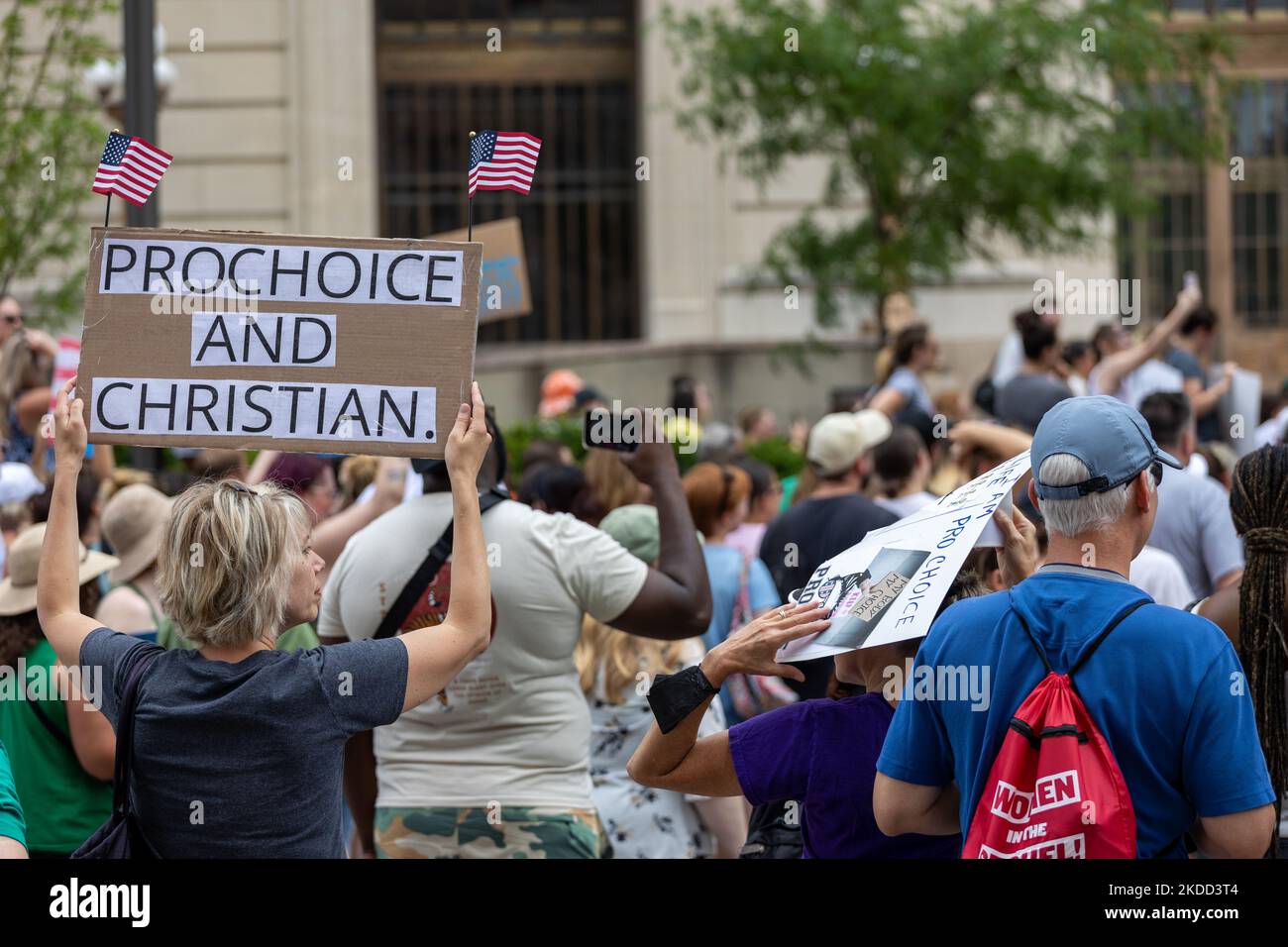 Die Befürworter von Abtreibungsrechten versammeln sich und marschieren vor dem Gerichtsgebäude von Hamilton County, nachdem der Oberste Gerichtshof Roe v. Wade letzte Woche gestrichet hat – und beenden damit das verfassungsmäßige Recht einer Frau auf Abtreibung, das seit fast 50 Jahren Präzedenzfall und Gesetz ist. Samstag, 2. Juli 2022, in Cincinnati, Ohio, USA. (Foto von Jason Whitman/NurPhoto) Stockfoto