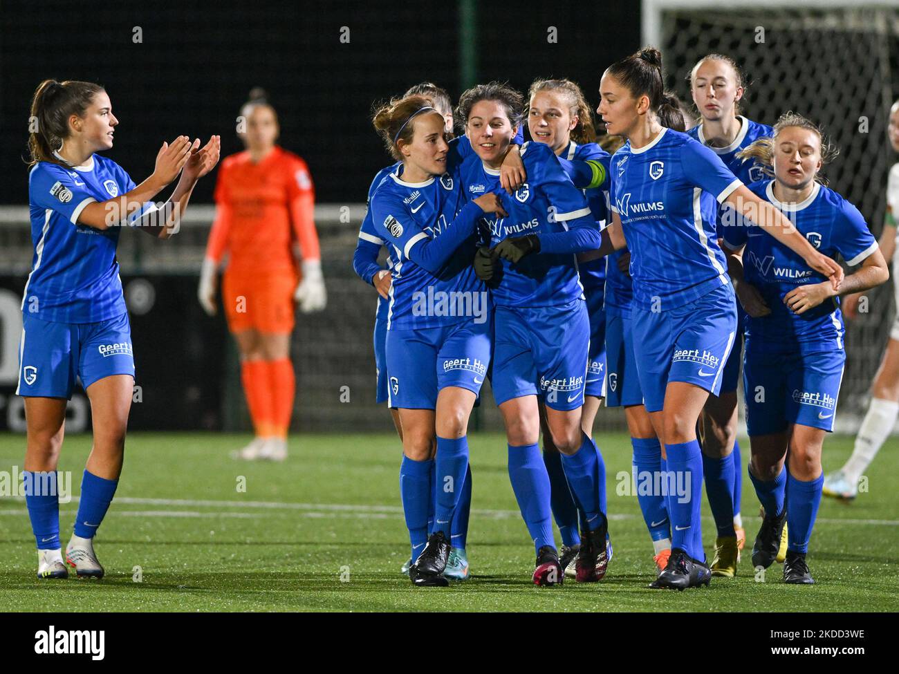 Lorene Martin (6) von KRC Genk im Bild feiert mit Teamkollegen nach einem Tor während eines weiblichen Fußballspiels zwischen Oud Heverlee Leuven und KRC Genk Ladies am Spieltag 10. der Saison 2022 - 2023 der belgischen Lotto Womens Super League , samstag 5. November 2022 in Oud Heverlee , Belgien . FOTO SPORTPIX | DAVID CATRY Stockfoto