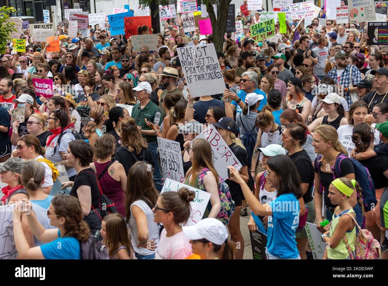Die Befürworter von Abtreibungsrechten versammeln sich und marschieren vor dem Gerichtsgebäude von Hamilton County, nachdem der Oberste Gerichtshof Roe v. Wade letzte Woche gestrichet hat – und beenden damit das verfassungsmäßige Recht einer Frau auf Abtreibung, das seit fast 50 Jahren Präzedenzfall und Gesetz ist. Samstag, 2. Juli 2022, in Cincinnati, Ohio, USA. (Foto von Jason Whitman/NurPhoto) Stockfoto