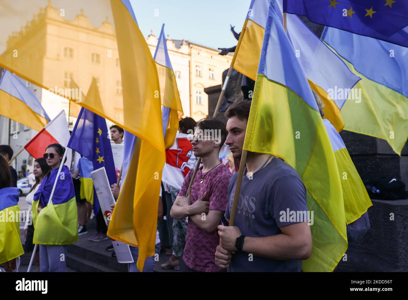 Demonstration auf dem Hauptplatz zur Unterstützung von Asowstal 4308 Regimentsverteidigern, die sich derzeit in russischer Gefangenschaft befinden. Krakau, Polen, am 3.. Juli 2022. Das Asow-Regiment gehörte zu den ukrainischen Einheiten, die das Stahlwerk in der Stadt Mariupol fast drei Monate lang verteidigten, bevor sie im Mai unter unerbittlichen russischen Angriffen von Boden, See und Luft kapitulieren. (Foto von Beata Zawrzel/NurPhoto) Stockfoto