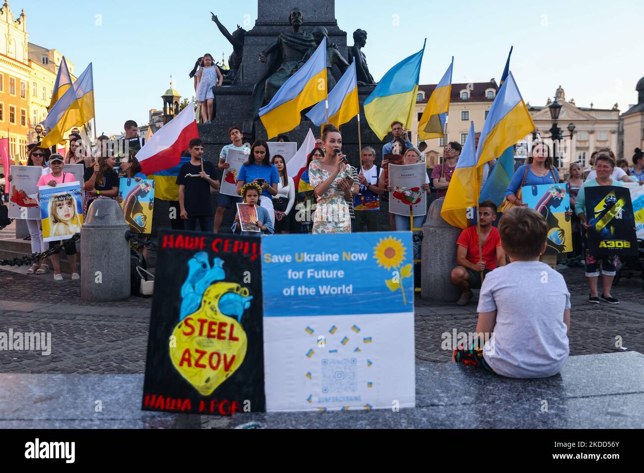 Demonstration auf dem Hauptplatz zur Unterstützung von Asowstal 4308 Regimentsverteidigern, die sich derzeit in russischer Gefangenschaft befinden. Krakau, Polen, am 3.. Juli 2022. Das Asow-Regiment gehörte zu den ukrainischen Einheiten, die das Stahlwerk in der Stadt Mariupol fast drei Monate lang verteidigten, bevor sie im Mai unter unerbittlichen russischen Angriffen von Boden, See und Luft kapitulieren. (Foto von Beata Zawrzel/NurPhoto) Stockfoto