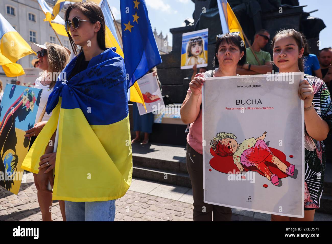 Demonstration auf dem Hauptplatz zur Unterstützung der Ukraine. Krakau, Polen, am 3.. Juli 2022. Das Asow-Regiment gehörte zu den ukrainischen Einheiten, die das Stahlwerk in der Stadt Mariupol fast drei Monate lang verteidigten, bevor sie im Mai unter unerbittlichen russischen Angriffen von Boden, See und Luft kapitulieren. (Foto von Beata Zawrzel/NurPhoto) Stockfoto
