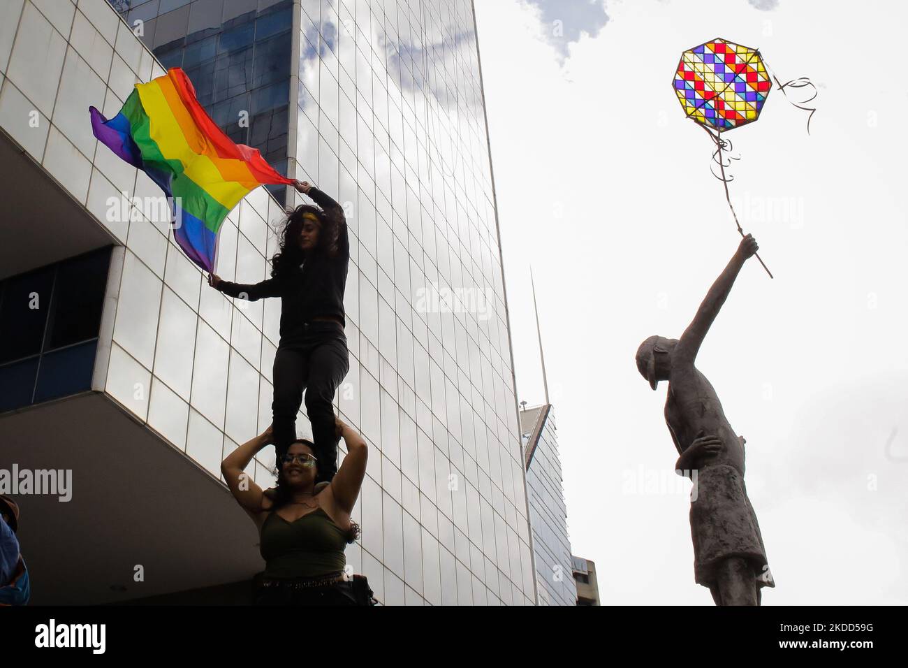 Ein Aktivist schwenkt eine LGBTIQ+-Flagge während des stolzmarsches in Caracas, Venezuela, am 03. Juli 2022. (Foto von Javier Campos/NurPhoto) Stockfoto