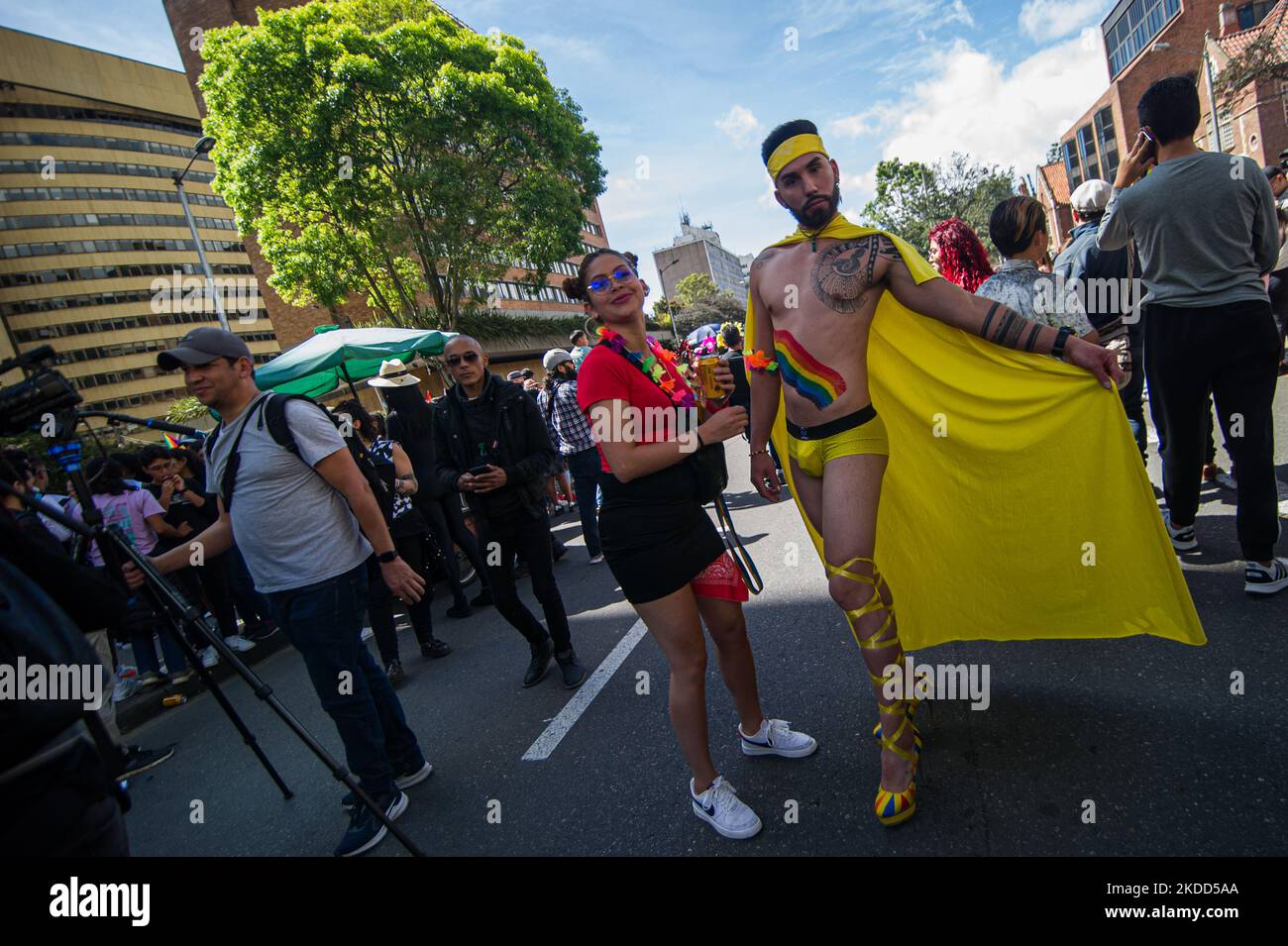 Ein Paar, bestehend aus einem männlichen Drag-Performer und einer Frau, posiert während der internationalen Parade-Feierlichkeiten in Bogota, Kolumbien, am 3. Juli 2022. Kolumbien feiert die internationale Pride Parade am nächsten sonntag zum internationalen Event, um die meisten Mitglieder der LGTBIQ+ Community zu versammeln. (Foto von Sebastian Barros/NurPhoto) Stockfoto