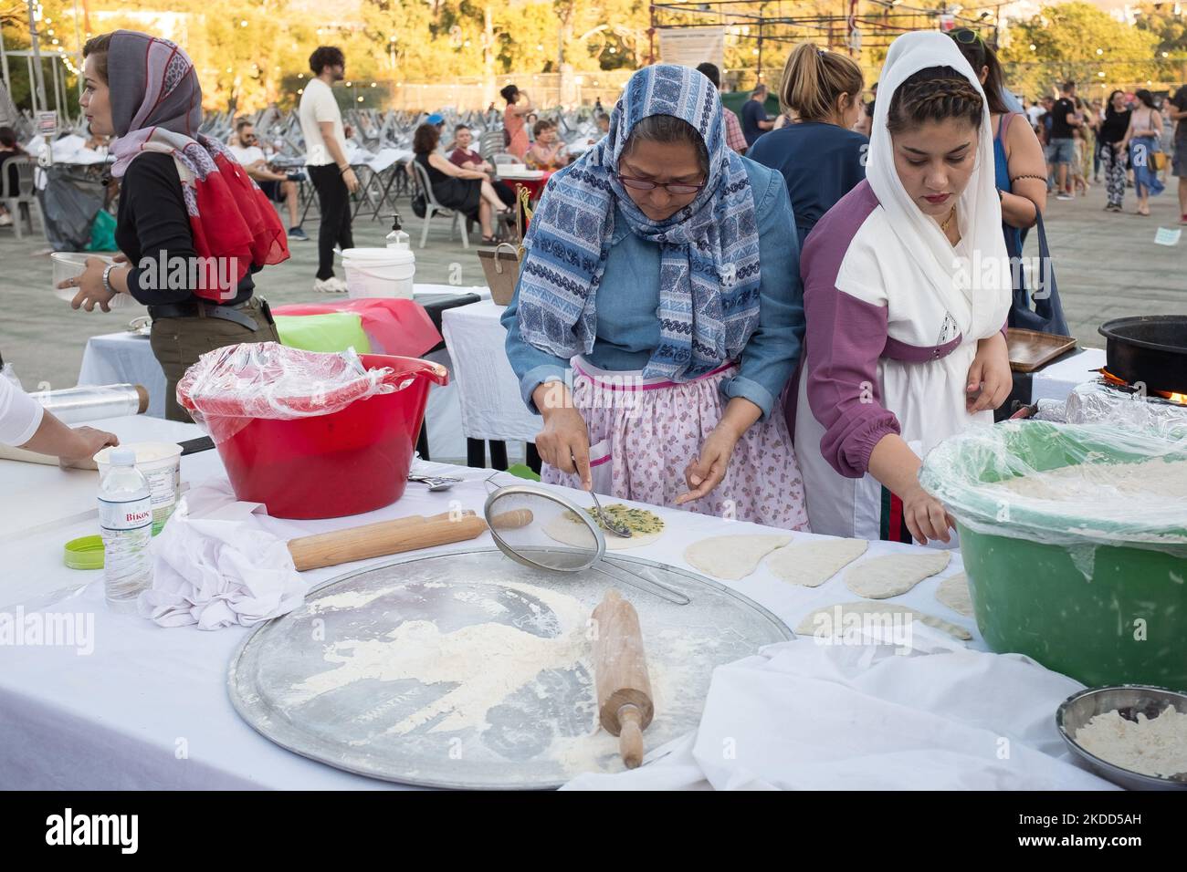 Anti-Rassismus 3-tägiges Festival mit traditioneller Küche aus vielen Ländern in Athen, Griechenland am 3. Juli 2022. Ägypten, Äthiopien, Afghanistan, Simbabwe, Nigeria, Kurdistan, Philippinen und andere. (Foto von Nikolas Kokovlis/NurPhoto) Stockfoto