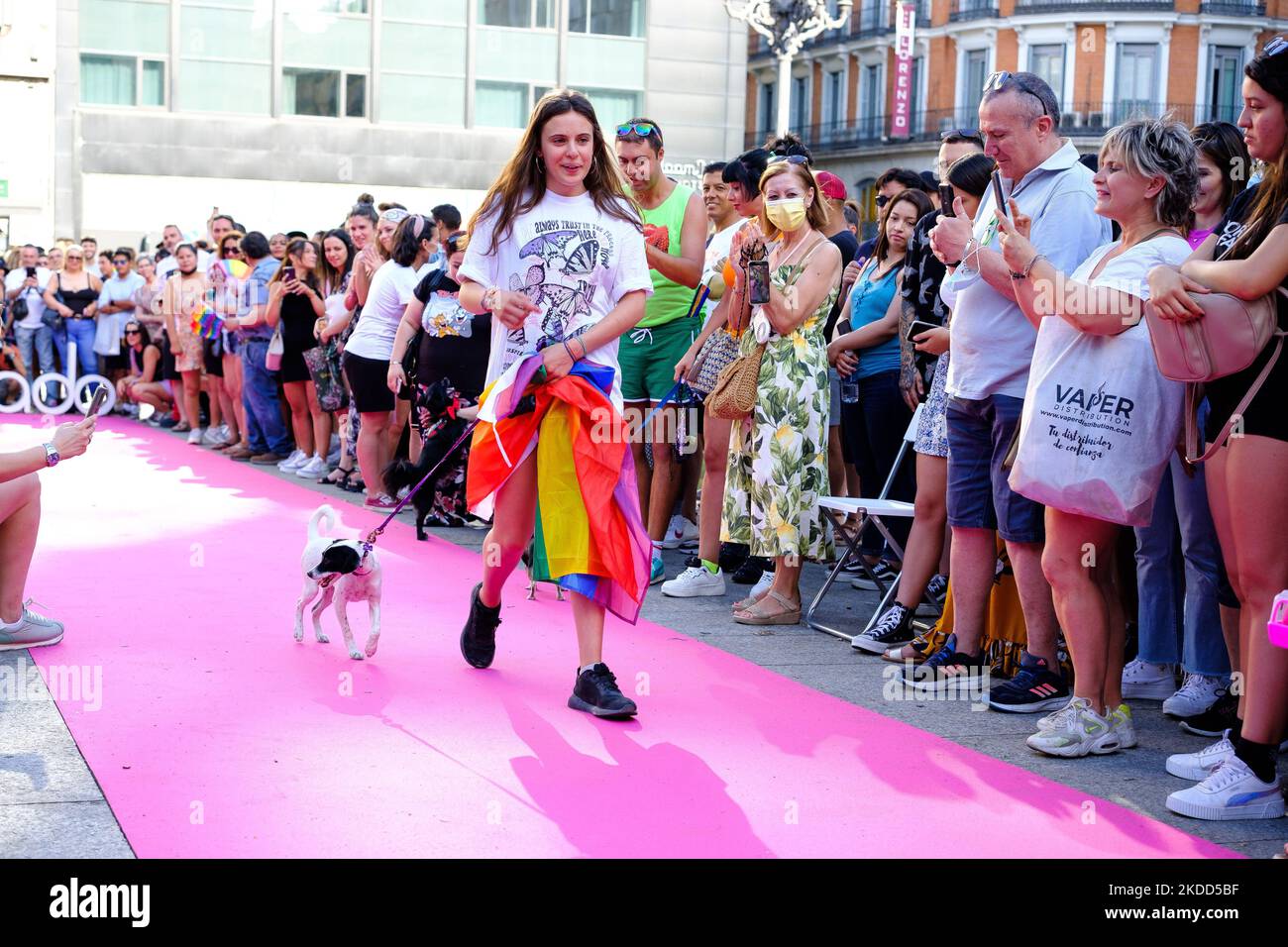 Teilnehmer mit ihrem Hund an der Parade 'Plumas y Patitas' des LGTBI Pride 2022, am 3. Juli 2022, in Madrid (Spanien). Alle Tiere, die an der Veranstaltung teilnehmen, werden adoptiert, und zusätzlich zur Parade gibt es einen Fotocall- und Solidaritätsmarkt, dessen Vorteile für mehrere Tierverbände bestimmt sind. Der Zweck der Parade ist es, gegen Tiermissbrauch zu demonstrieren. MADO'22, das große LGBTIQ Pride Festival, (Foto von Oscar Gonzalez/NurPhoto) Stockfoto