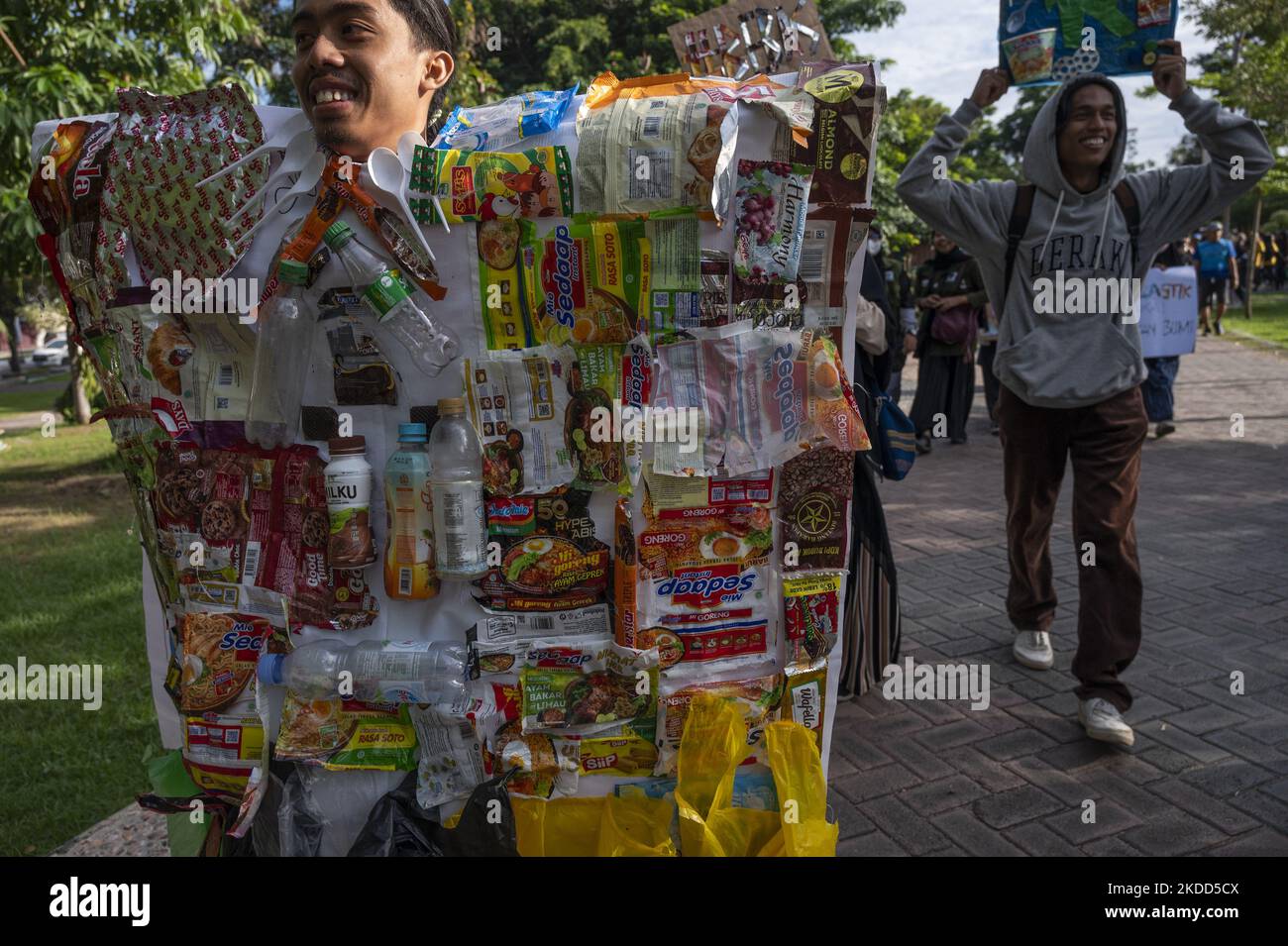 Ein Umweltaktivist trägt am 3. Juli 2022 in Palu City, Provinz Zentral-Sulawesi, Indonesien, Kleidung, die aus einer Sammlung von Plastikabfällen stammt. Die Kampagne, die von einer Reihe von Umweltorganisationen initiiert wurde, ist eine Sensibilisierungskampagne für Menschen, die nicht einmal verwendete Kunststoffe verwenden, weil sie nicht nur schwer zersetzbar sind und das Überleben des Menschen gefährden, Auch weil Plastik einen erheblichen Beitrag zu einer Erhöhung der Kohlenstoffemissionen und zu einer Zunahme der globalen Erwärmung leistet. (Foto von Basri Marzuki/NurPhoto) Stockfoto