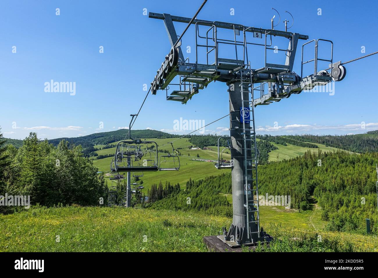 Allgemeine Ansicht des Skilifts in der Belianske Tatra ist in der Nähe von Zdiar, Slowakei am 18. Juni 2022 Belianske Tatra ist ein Gebirge in der östlichen Tatra in der Nordmittelslowakei gesehen. Die östliche Tatra ist Teil der Tatra, die zu den Inneren Westkarpaten gehört. (Foto von Michal Fludra/NurPhoto) Stockfoto