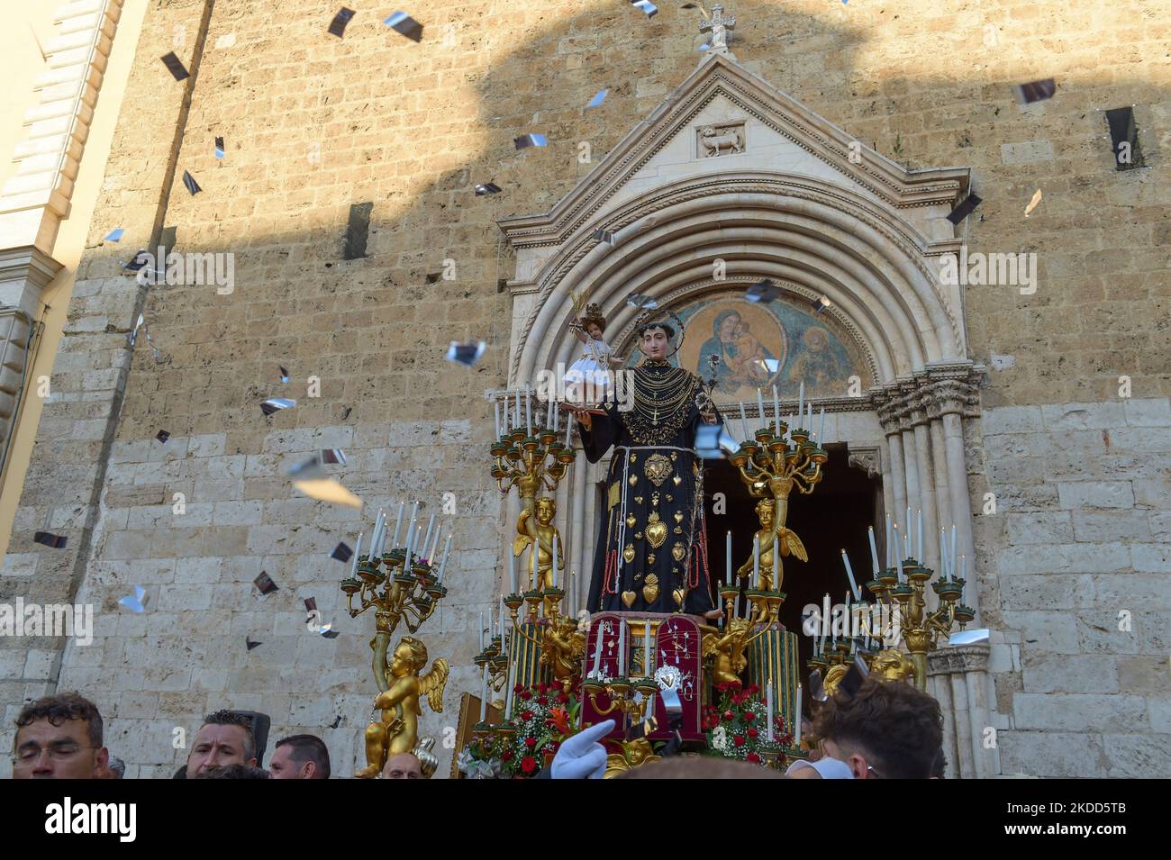 2022 kehrte die Prozession des heiligen Antonius nach drei Jahren nach der Pandemie von Covid19 nach Rieti zurück. Der verehrten heiligen der Stadt entspringt einem ungewöhnlichen Ort in der Stadt, der Basilika Sant'Agostino, denn wo er normalerweise zur Ruhe gebracht wird, ist die Kirche San Francesco wegen Bauarbeiten nach dem Erdbeben in Mittelitalien im Jahr 2016 geschlossen. (Foto von Riccardo Fabi/NurPhoto) Stockfoto