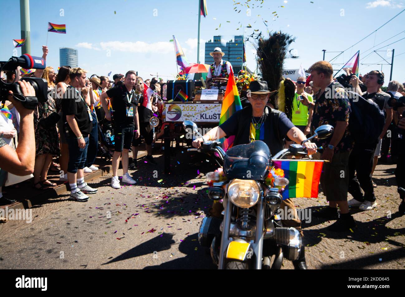 Eine Million Menschen besuchen die diesjährige CSD Pride Parade am 3. Juli 2022 in Köln (Foto: Ying Tang/NurPhoto) Stockfoto