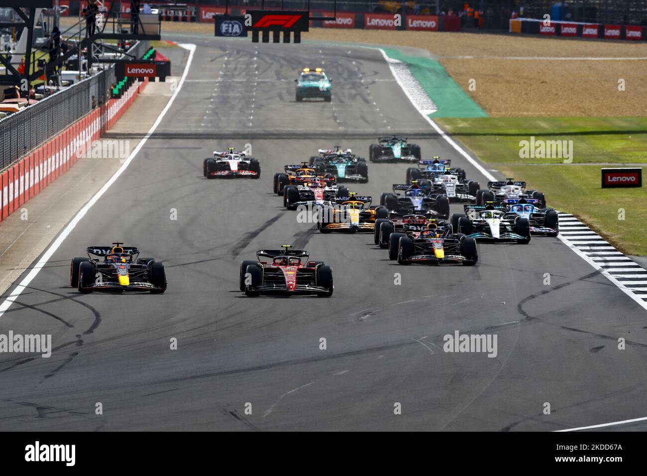 Rennstart 01 Max Verstappen, Oracle Red Bull Racing, RB18, Action 55 Carlos Sainz, Scuderia Ferrari, F1-75, Action während des Formel 1 Grand Prix von Großbritannien auf der Silverstone-Rennstrecke vom 31.. Juni bis 3.. Juli 2022 in Northampton, England. (Foto von Gongora/NurPhoto) Stockfoto