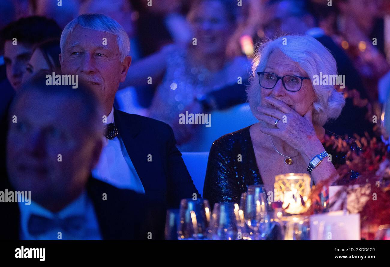 05. November 2022, Hessen, Frankfurt/Main: Heide Ecker-Rosendahl, ehemalige Leichtathletik-Athletin, schaut sich während des Deutschen Sport-Presseballs 40. einen Film unter dem Motto '40 Balls for Frankfurt. Einzigartig in Deutschland“ in der Alten Oper sieht sie sich einen Film der Olympischen Spiele 1972 an, um sie als „Legende des Sports“ zu ehren. Foto: Sebastian Gollnow/dpa Stockfoto