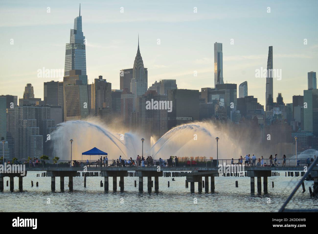 Touristenbesucher versammeln sich im Greenpoint Park in Brooklyn zur Feuerwerksshow der Macy mit Blick auf die Skyline von Manhattan am East River, um den Unabhängigkeitstag am Montag, den 4. Juli 2022, in New York zu feiern. (Foto von Deccio Serrano/NurPhoto) Stockfoto