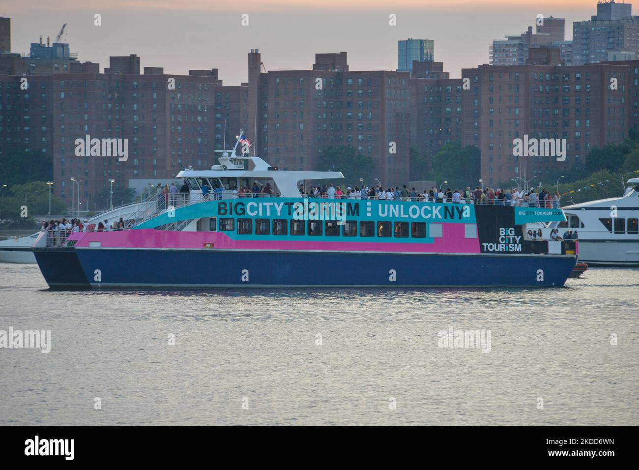 Touristenbesucher versammeln sich im Greenpoint Park in Brooklyn zur Feuerwerksshow der Macy mit Blick auf die Skyline von Manhattan am East River, um den Unabhängigkeitstag am Montag, den 4. Juli 2022, in New York zu feiern. (Foto von Deccio Serrano/NurPhoto) Stockfoto