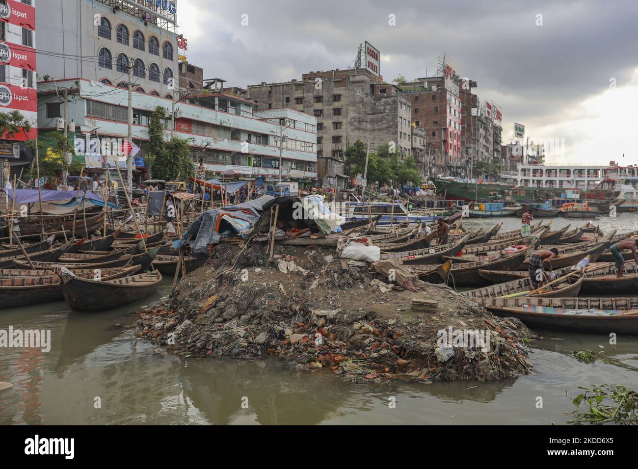 Am 03. Juli 2022 überqueren Menschen in Dhaka, Bangladesch, den geschäftigen Buriganga-Fluss mit dem Boot. (Foto von Kazi Salahuddin Razu/NurPhoto) Stockfoto