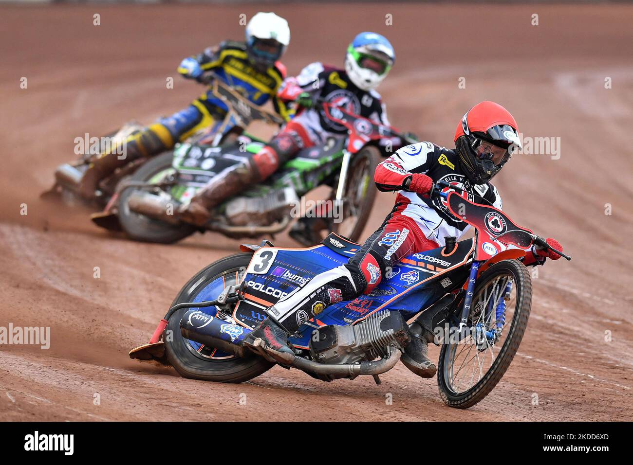Brady Kurtz (Kapitän) von Belle Vue ‘ATPI’ Aces führt Charles Wright von Belle Vue ‘ATPI’ Aces und Jack Holder von Sheffield ‘TruPlant’ Tigers während des SGB Premiership-Spiels zwischen Belle Vue Aces und Sheffield Tigers am Montag, den 4.. Juli 2022, im National Speedway Stadium in Manchester an. (Kredit: Eddie Garvey | MI News) (Foto von MI News/NurPhoto) Stockfoto