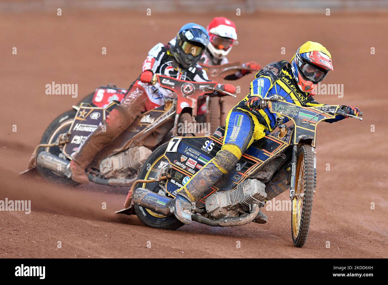 Connor Mountain (Reserve) von Sheffield ‘TruPlant’ Tigers führt Norick Blodorn (Reserve) von Belle Vue ‘ATPI’ Aces und Max Fricke von Belle Vue ‘ATPI’ Aces während des SGB Premiership-Spiels zwischen Belle Vue Aces und Sheffield Tigers am Montag, den 4.. Juli 2022, im National Speedway Stadium in Manchester an. (Kredit: Eddie Garvey | MI News) (Foto von MI News/NurPhoto) Stockfoto