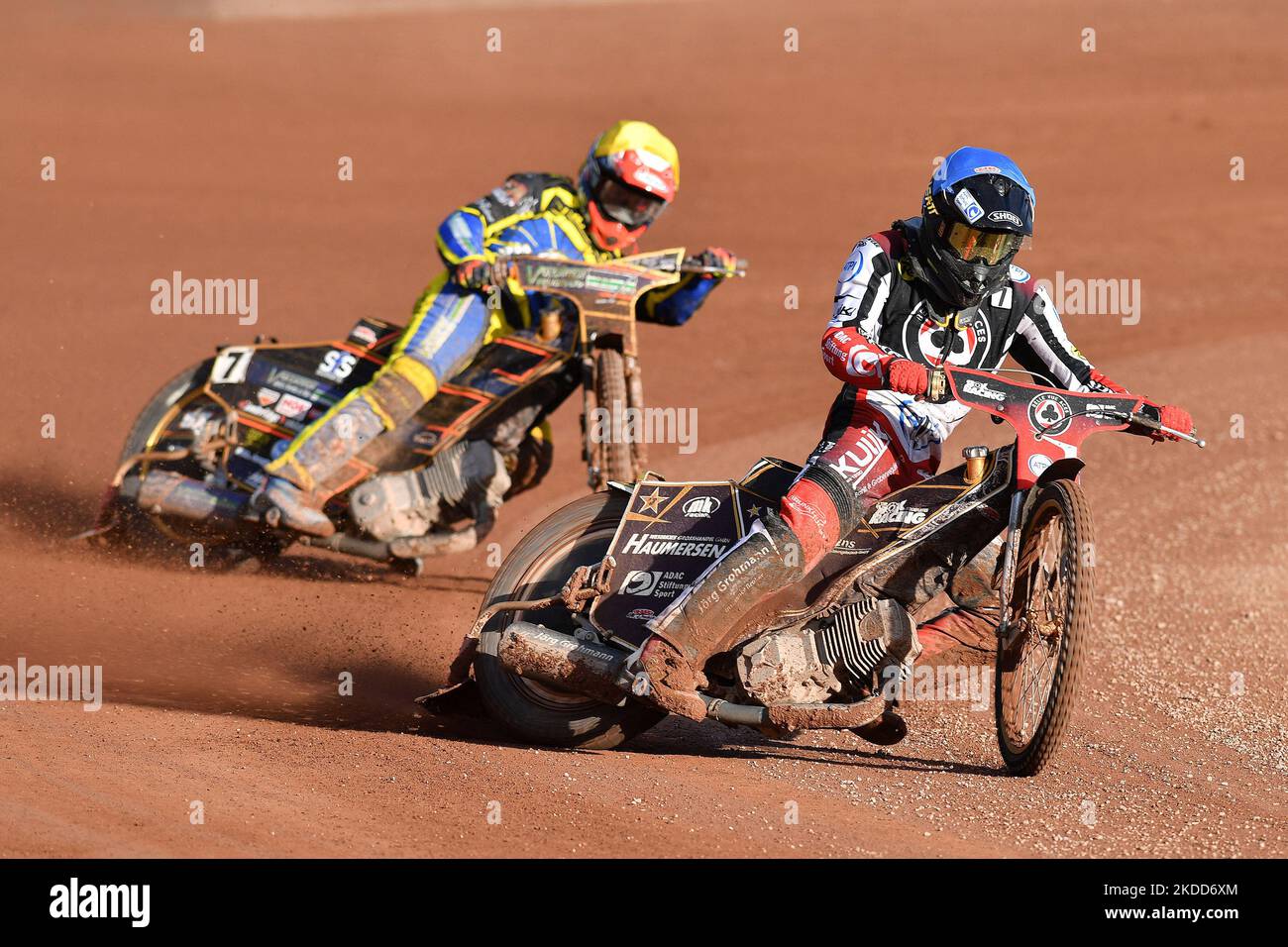 Norick Blodorn (Reserve) von Belle Vue ‘ATPI’ Aces führt Connor Mountain (Reserve) von Sheffield ‘TruPlant’ Tigers während des SGB-Premiership-Spiels zwischen Belle Vue Aces und Sheffield Tigers am Montag, dem 4.. Juli 2022, im National Speedway Stadium in Manchester an. (Kredit: Eddie Garvey | MI News) (Foto von MI News/NurPhoto) Stockfoto