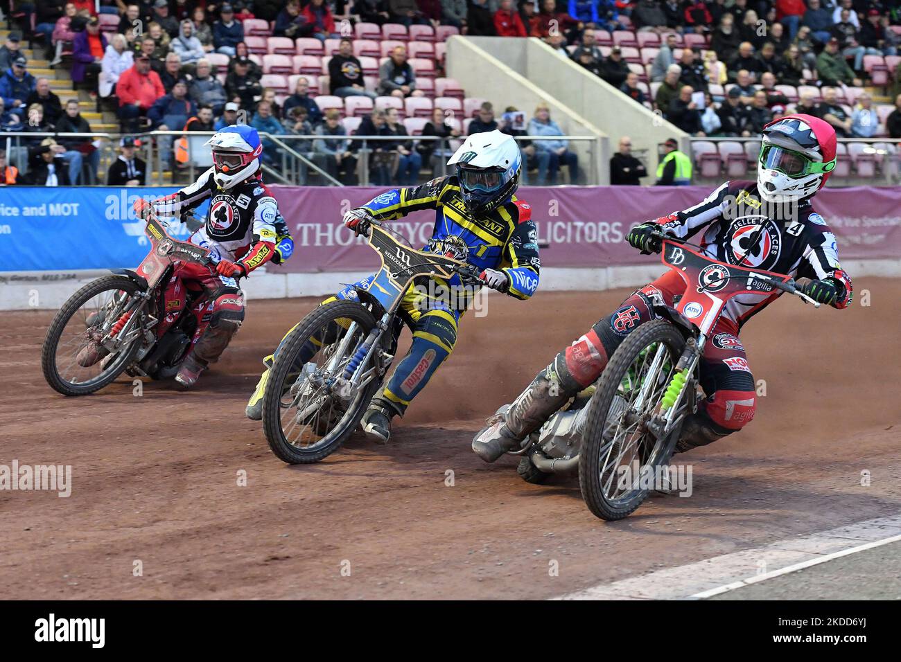 Max Fricke von Belle Vue ‘ATPI’ Aces und Charles Wright von Belle Vue ‘ATPI’ Aces tussles mit Jack Holder von Sheffield ‘TruPlant’ Tigers während des SGB Premiership-Spiels zwischen Belle Vue Aces und Sheffield Tigers am Montag, den 4.. Juli 2022 im National Speedway Stadium, Manchester. (Kredit: Eddie Garvey | MI News) (Foto von MI News/NurPhoto) Stockfoto