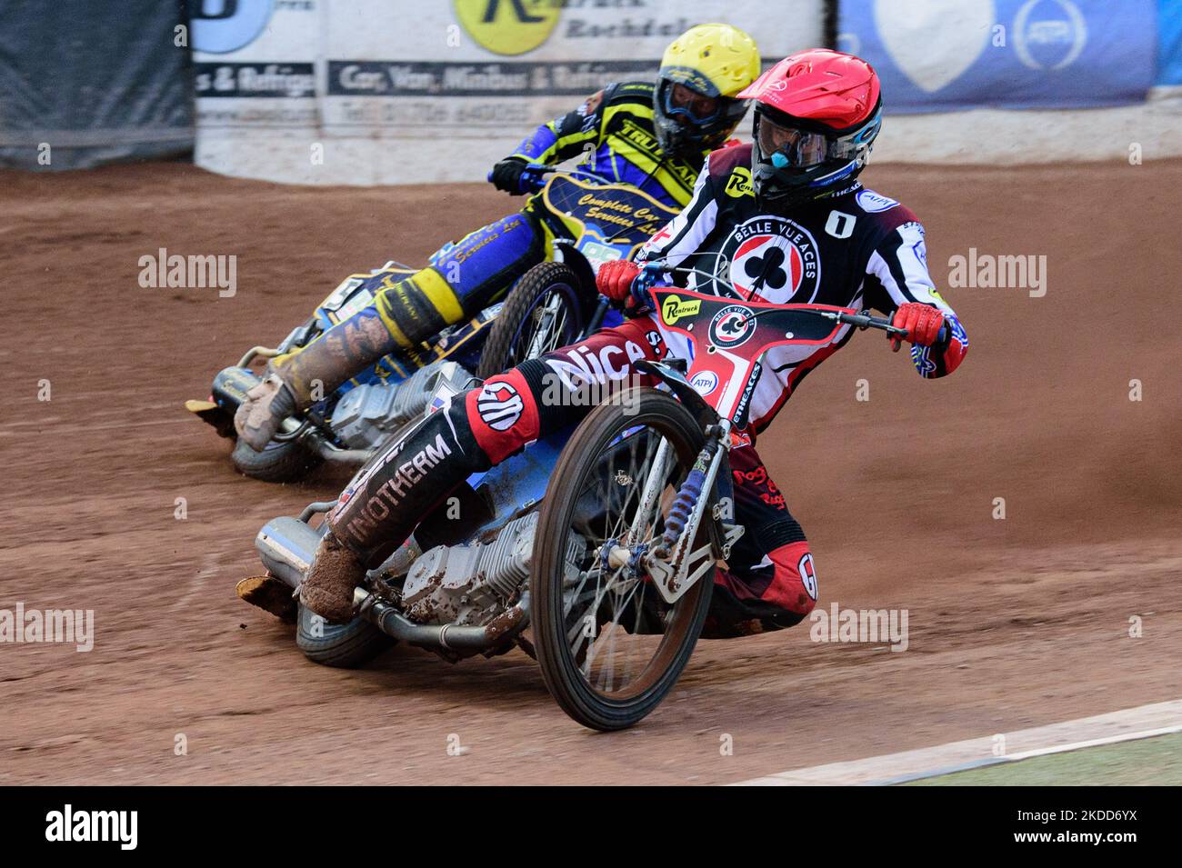 Matej Zagar (Rot) führt Kyle Howarth (Gelb) während des SGB Premiership-Spiels zwischen Belle Vue Aces und Sheffield Tigers am Dienstag, dem 5.. Juli 2022, im National Speedway Stadium in Manchester an. (Foto von Ian Charles/MI News/NurPhoto) Stockfoto