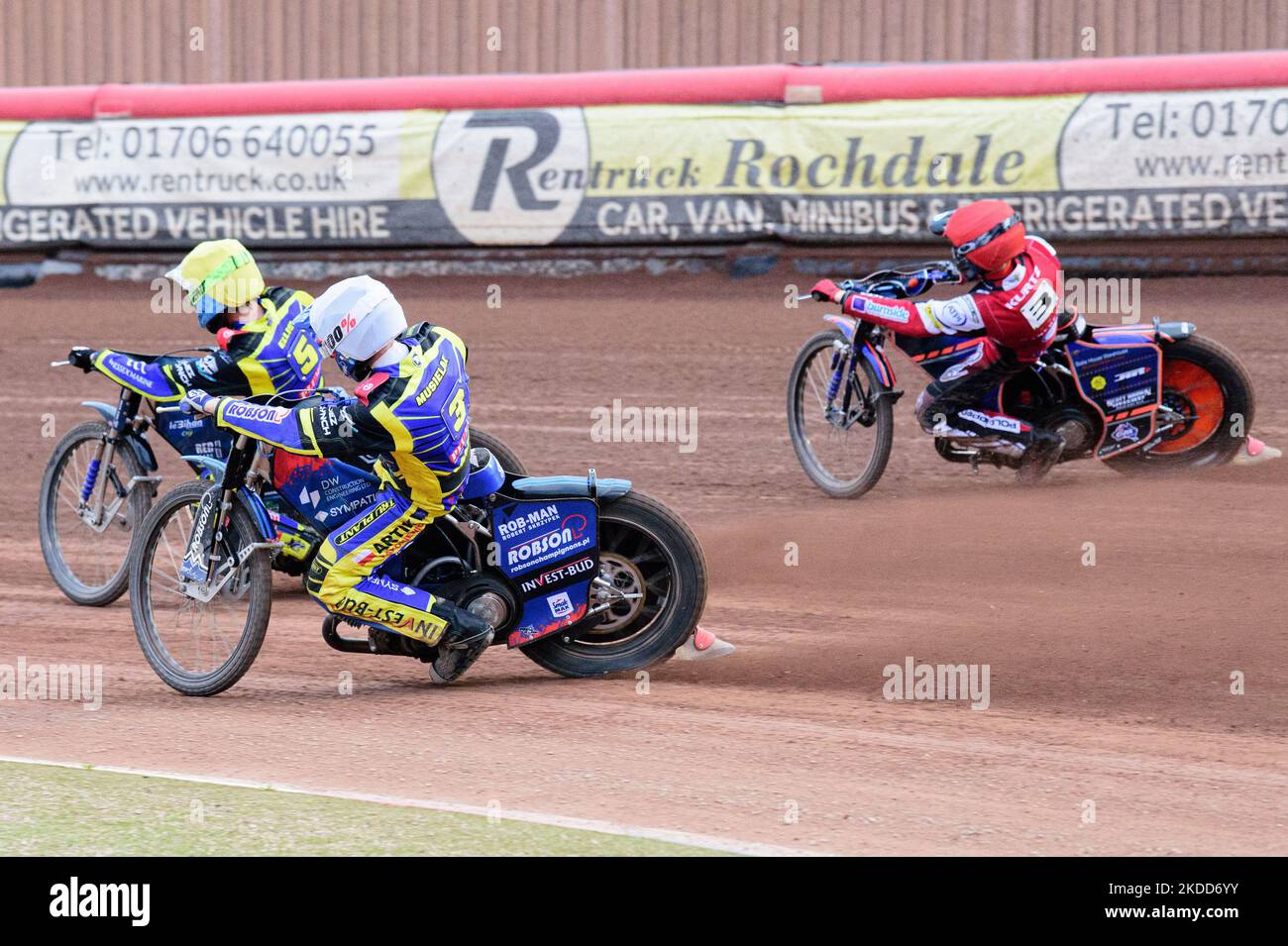 Adam Ellis (Gelb) und Tobiasz Musielak (Weiß) im Inneren von Brady Kurtz (Rot) während des SGB Premiership-Spiels zwischen Belle Vue Aces und Sheffield Tigers am Dienstag, dem 5.. Juli 2022 im National Speedway Stadium, Manchester. (Foto von Ian Charles/MI News/NurPhoto) Stockfoto