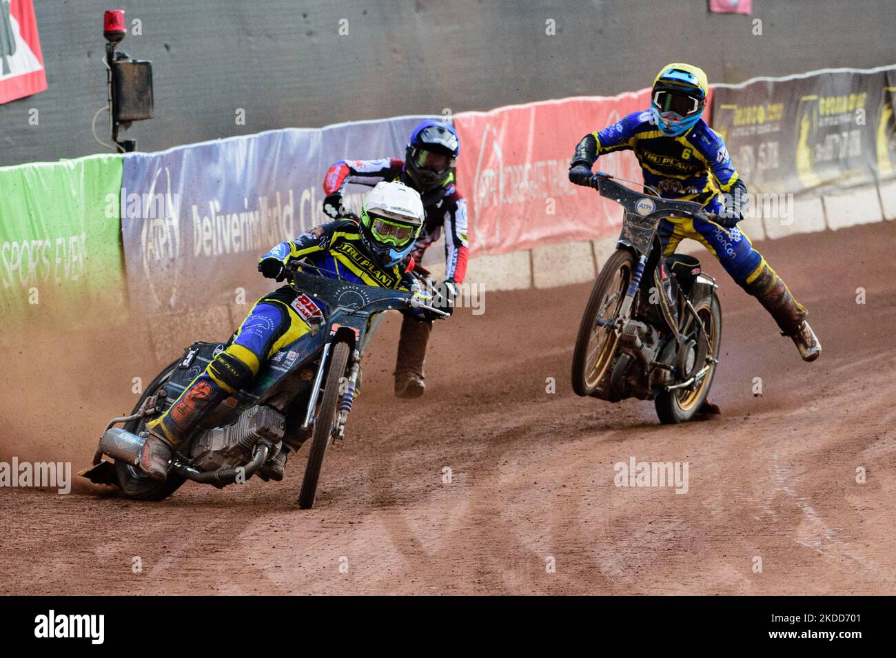 Adam Ellis (Weiß) führt an, als Justin Sedgmen (Gelb) zusammen mit Tom Brennan (Blau) beim SGB Premiership-Spiel zwischen Belle Vue Aces und Sheffield Tigers am Dienstag, dem 5.. Juli 2022, im National Speedway Stadium in Manchester in Schwierigkeiten Gerät. (Foto von Ian Charles/MI News/NurPhoto) Stockfoto