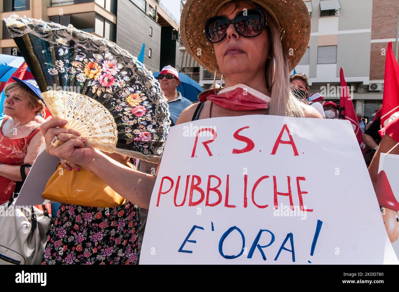 Protest von CGIL- und UIL-Rentnern vor dem Hauptquartier der Region Latium gegen die Nichtumsetzung des vor zwei Jahren mit den Gewerkschaften unterzeichneten Abkommens über öffentliche RSAs durch die Region Latium am 05. Juli 2022 in Rom, Italien. (Foto von Andrea Ronchini/NurPhoto) Stockfoto