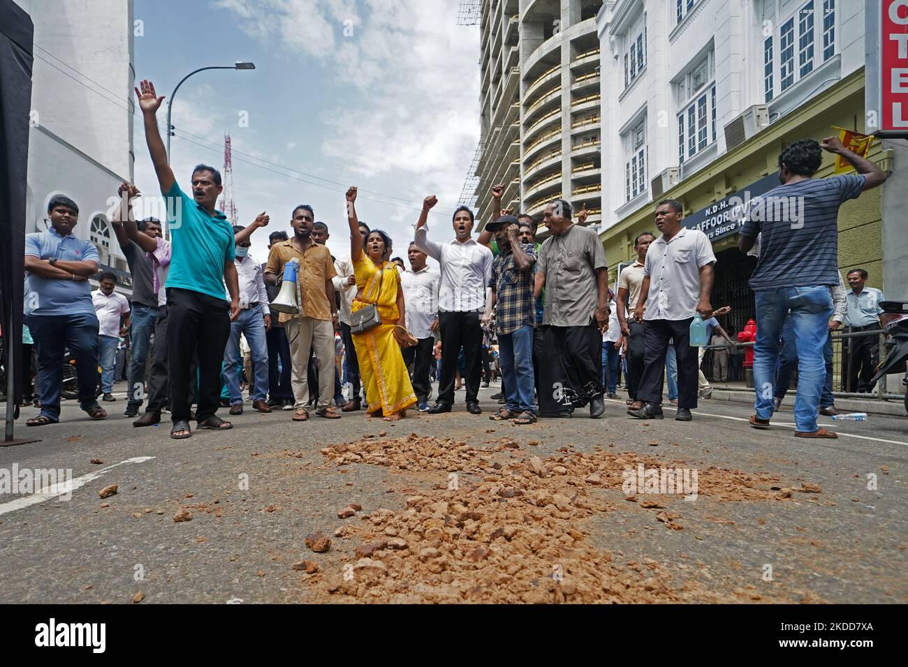 Die Samagi Govi Jana Balaugaya protestierte mit der Forderung nach dem Rücktritt von Präsident Gotabaya Rajapaksa. Die Polizei startete Tränengas- und Wasserwerfer, um den Protest zu zerstreuen. Eine große Anzahl von Landwirten nahm an dieser Veranstaltung Teil. 06. Juli 2022 Colombo, Sri Lanka (Foto von Thilina Kaluthatage/NurPhoto) Stockfoto